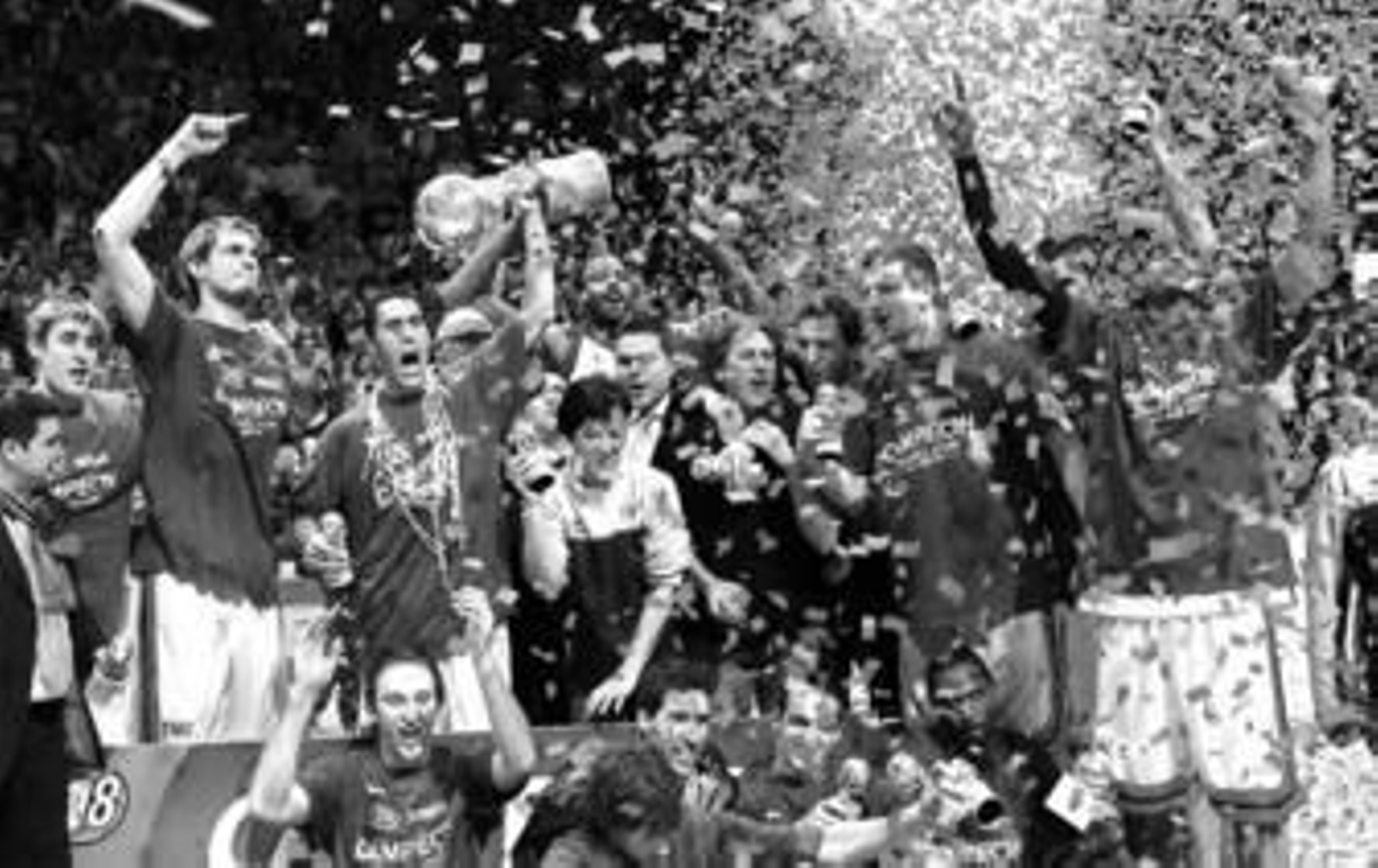 Los jugadores del Tau celebran el título tras alzar el trofeo en el parqué del Buesa Arena. Los jugadores del Tau celebran el título tras alzar el trofeo en el parqué del Buesa Arena.