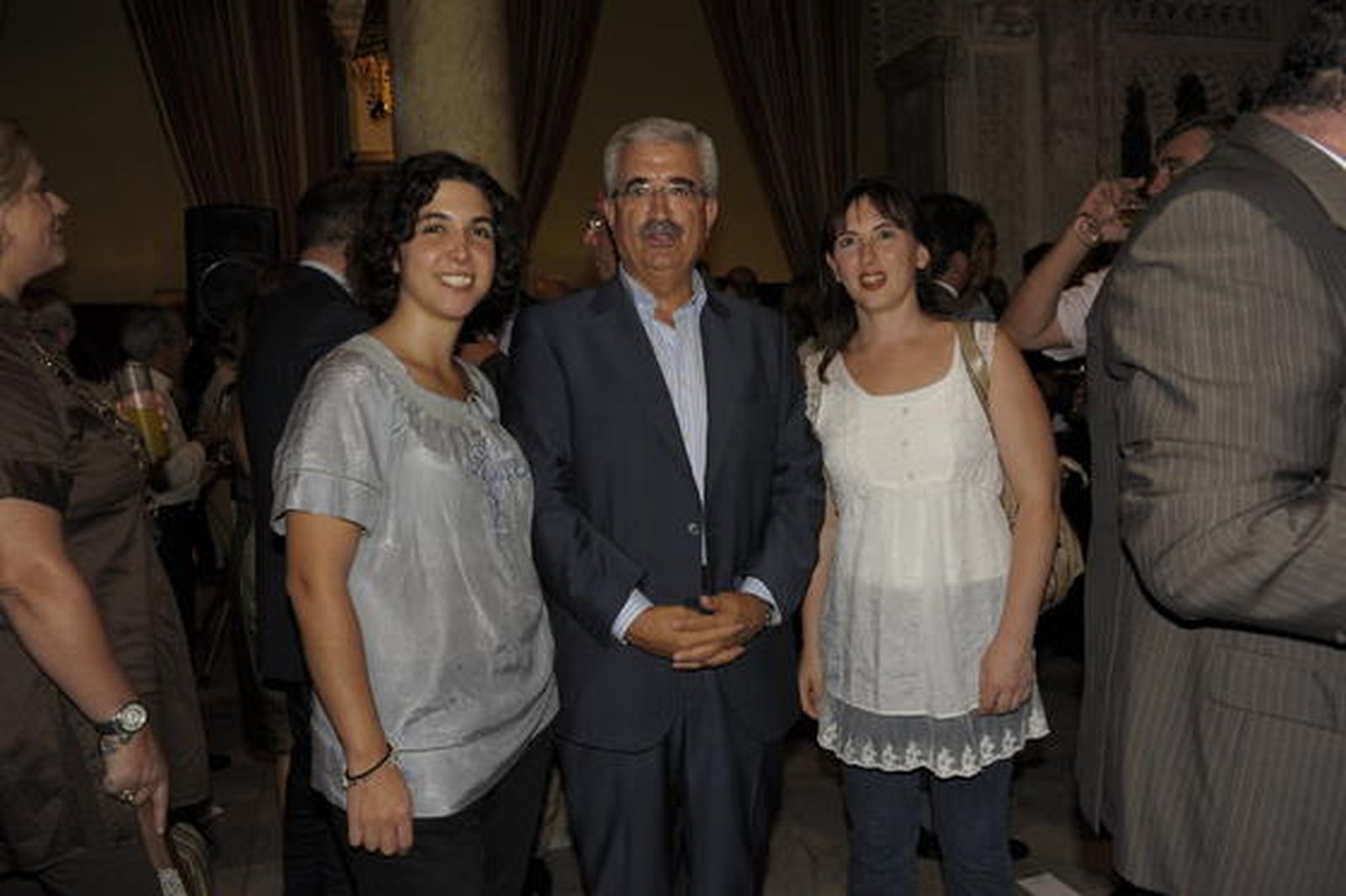 Las alcaldesas de Torre Alháquime y Algar, Noelia Ruiz y María José Villagrán respectivamente, junto al delegado del Gobierno de la Junta, Manuel Jiménez Barrios.

Foto: Joaquin Hernandez Kiki