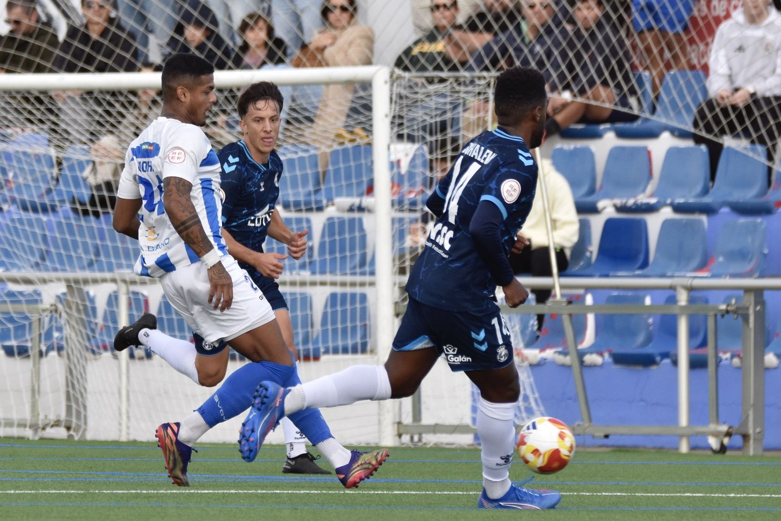 Las fotos del Bollullos CF - Real Balompédica Linense de Tercera Federación (0-0)