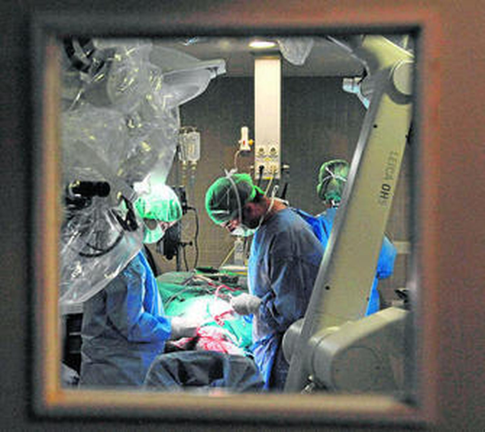 Especialistas durante una intervención en un quirófano de Neurocirugía, en el Hospital Virgen del Rocío.