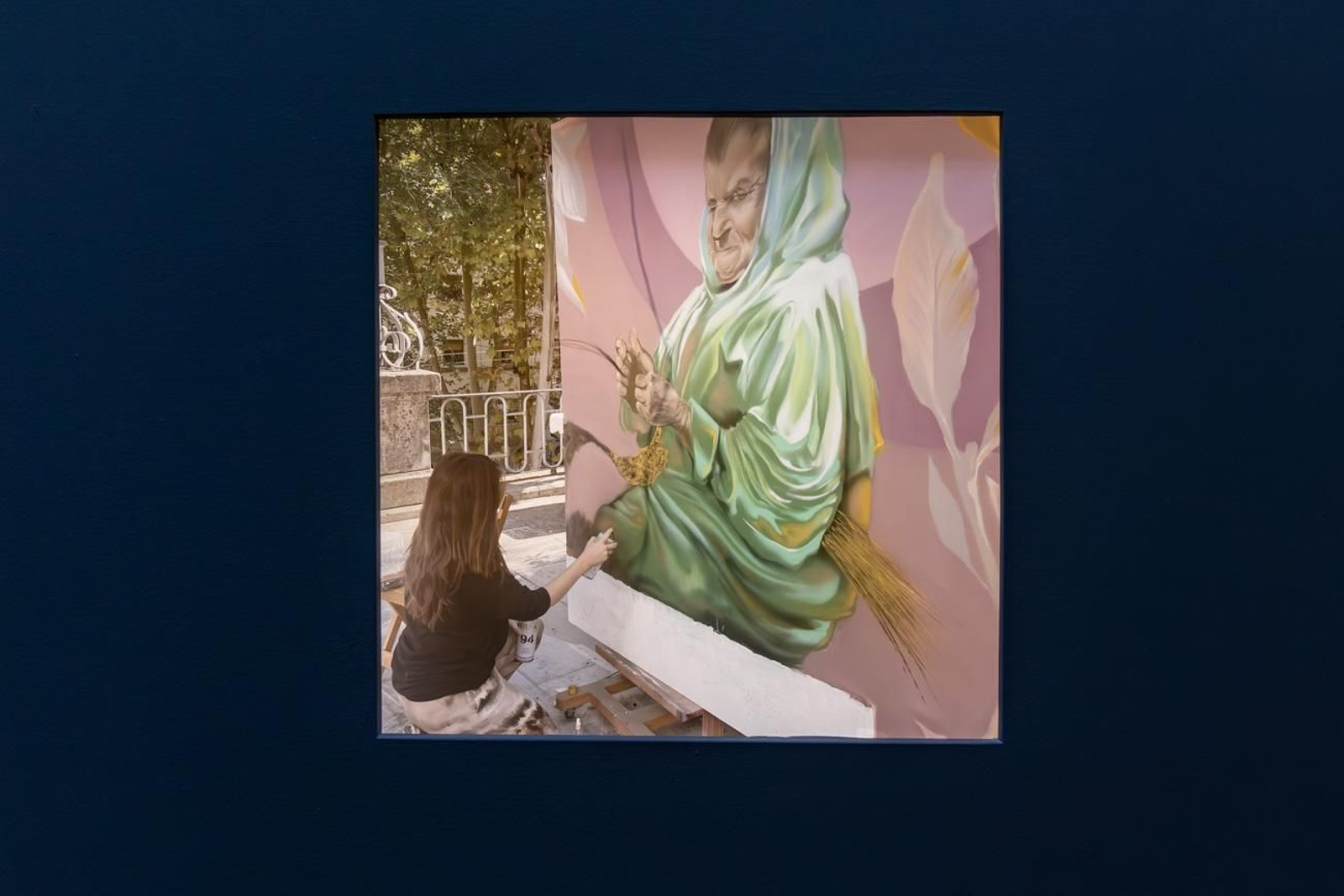 Imagen del proceso de creación de la obra de Diana Súnico, donde la pintura mural se traslada al formato expositivo sin perder su carácter narrativo y simbólico.