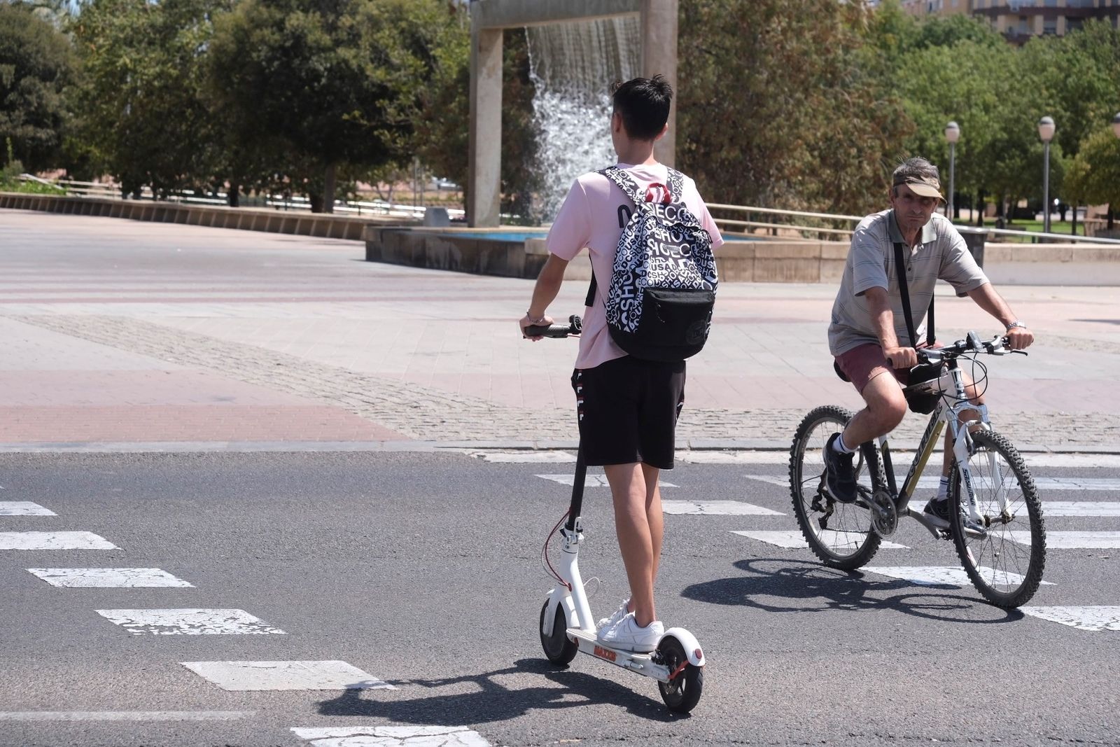 Un joven circula con un patinete sin casco.