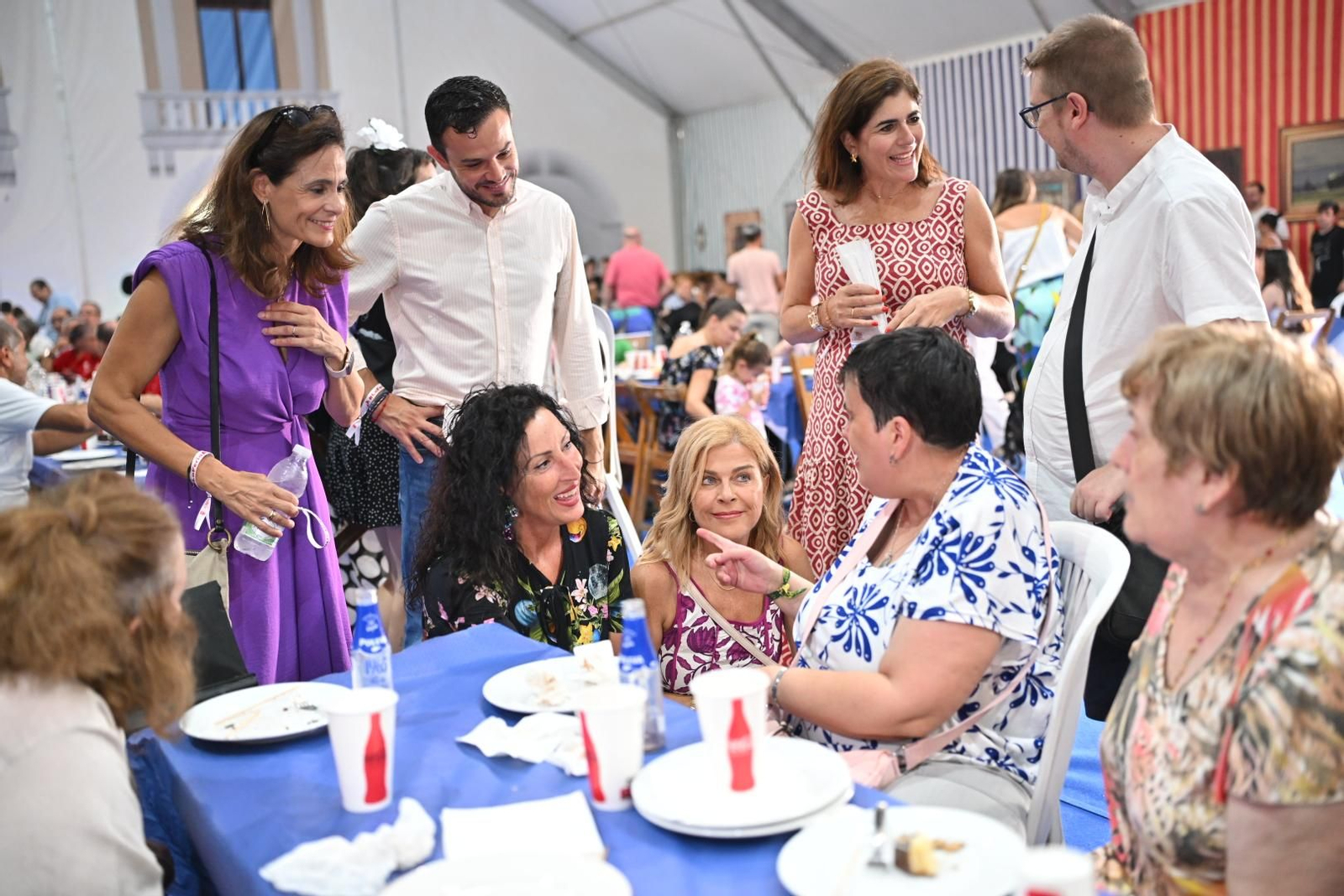 La alcaldesa y algunos concejales charlan con las personas que asistieron a "La Feria a tu ritmo".