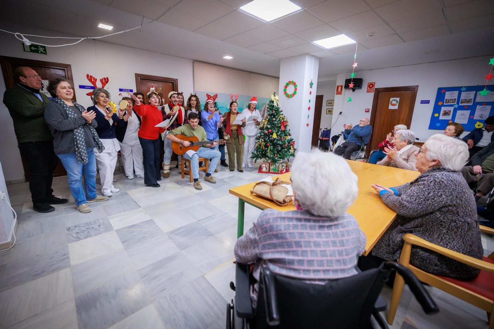 Imágenes:Trabajadores del centro de salud El Olivillo celebran la Navidad con los mayores de la residencia Matía Calvo en Cádiz
