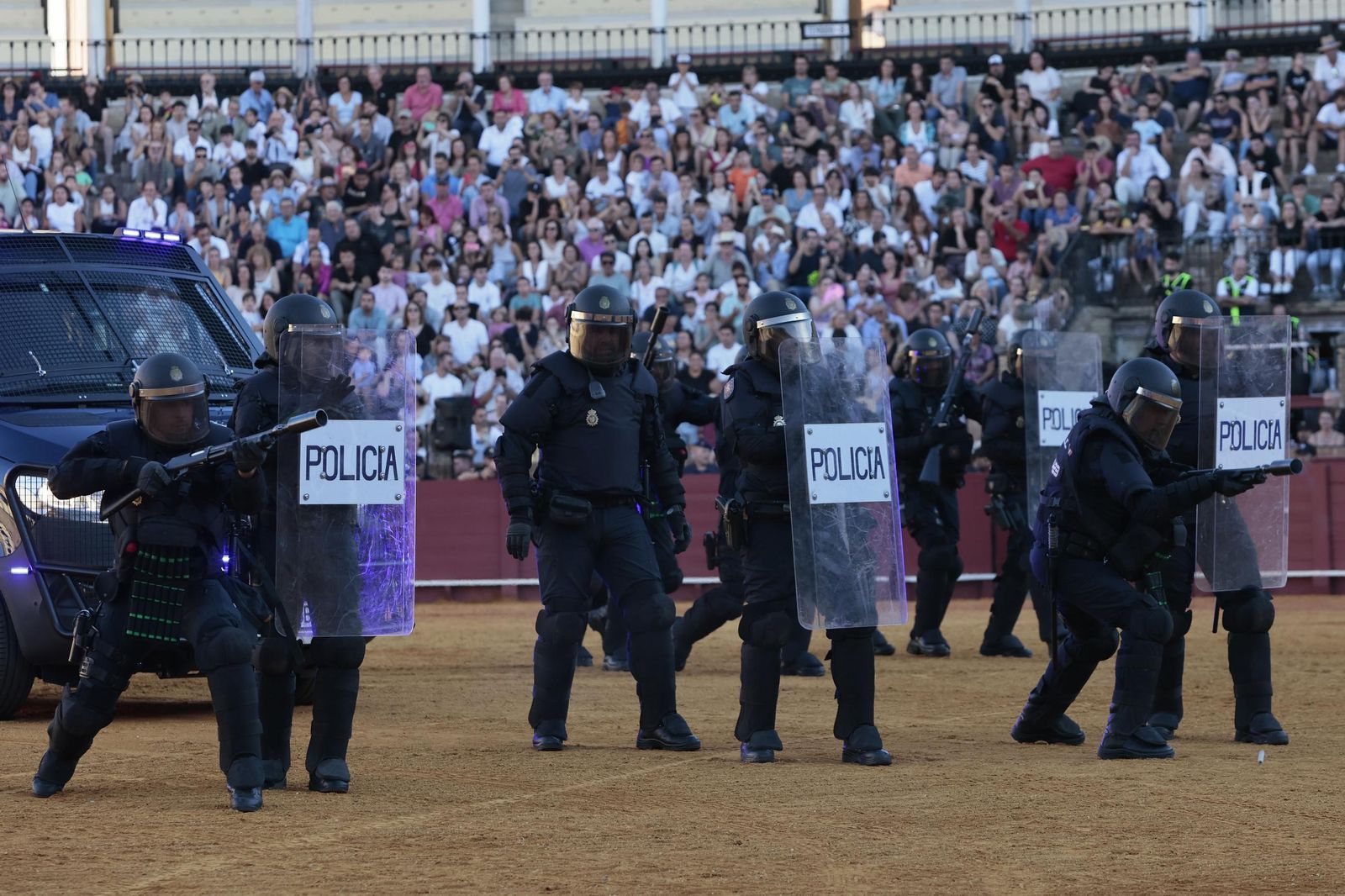 Las imágenes de la espectacular exhibición de la Policía Nacional en la Maestranza