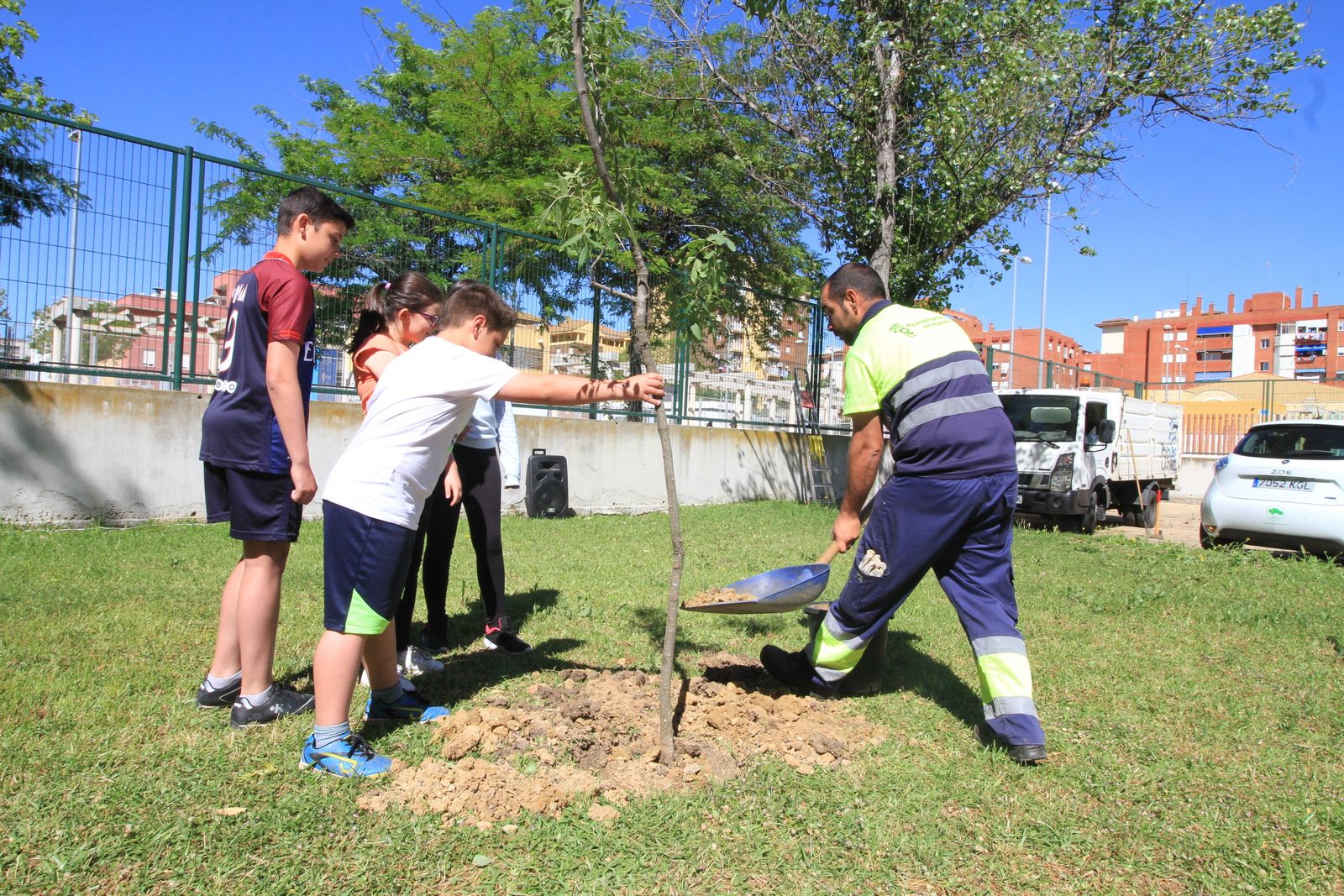 Imágenes de la plantación de árboles llevada a cabo en el colegio Los Rosales, con motivo del incendio del año pasado