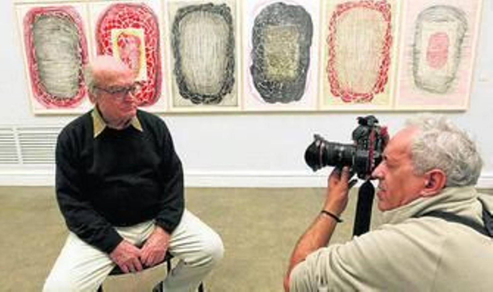 Gordillo posa ante una de sus obras tras presentar la muestra.