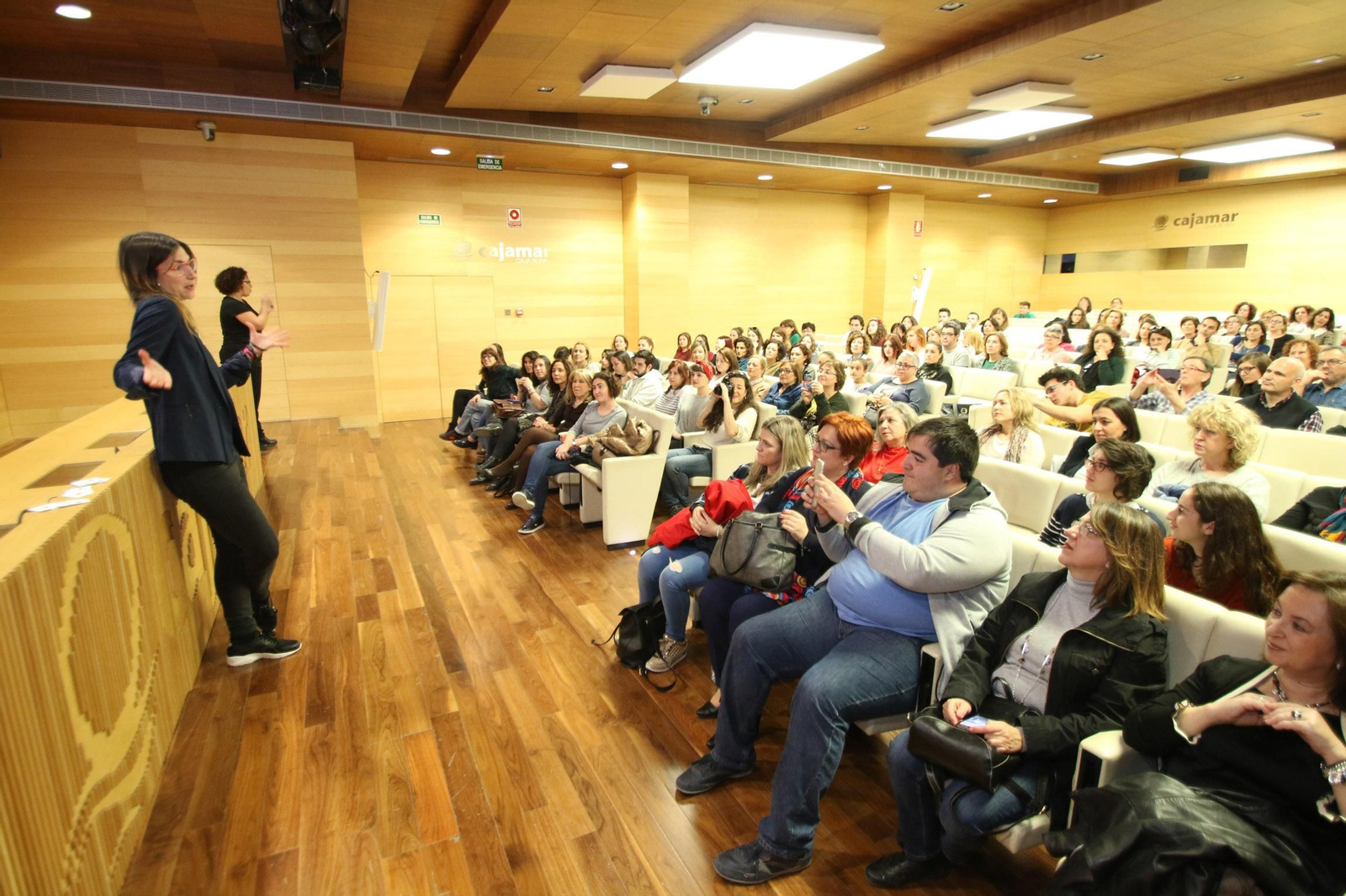 El salón de actos de Cajamar recibió una muy buena entrada de asistentes.