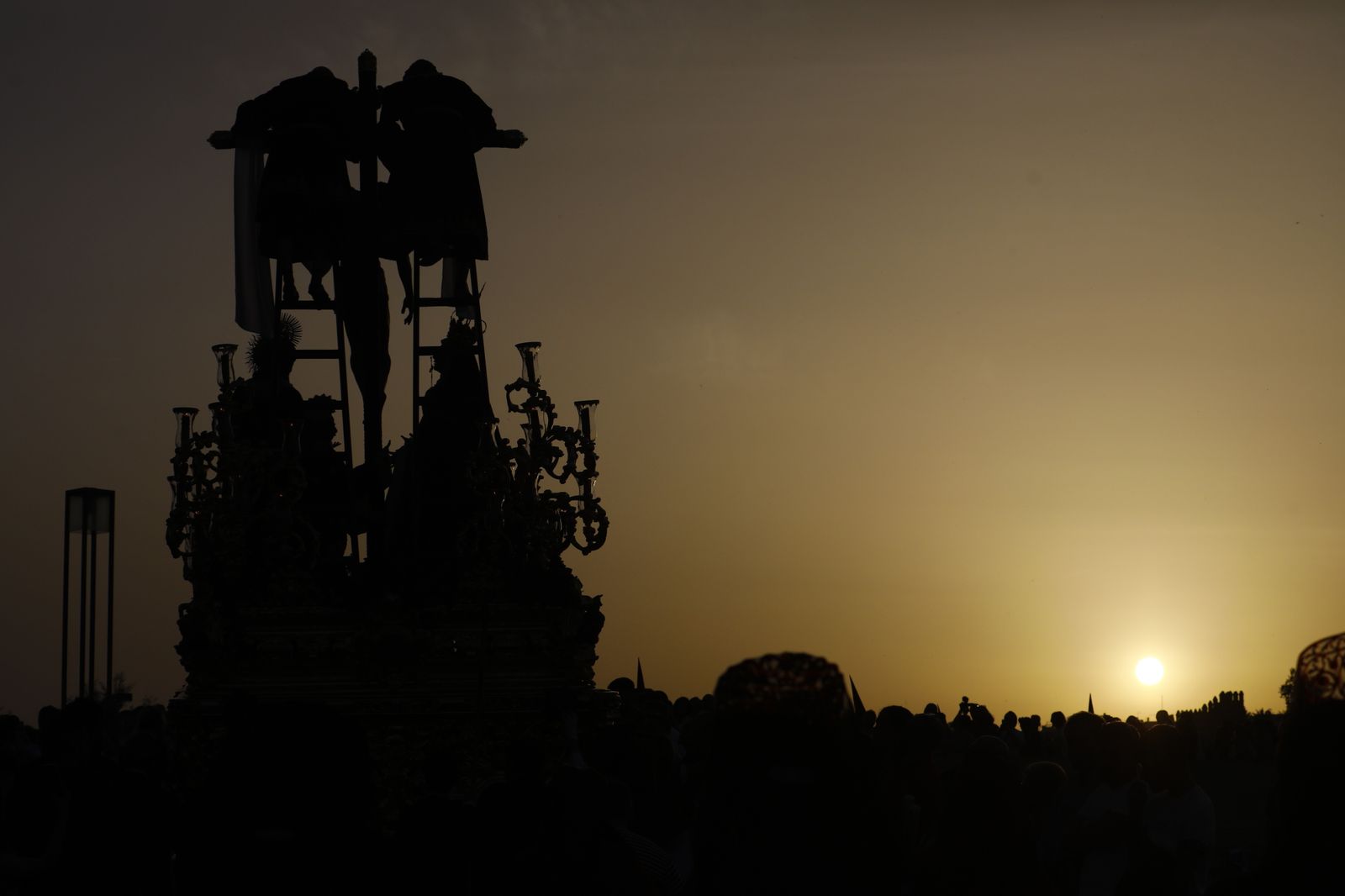Viernes Santo en Córdoba: la procesión del Descendimiento, en imágenes