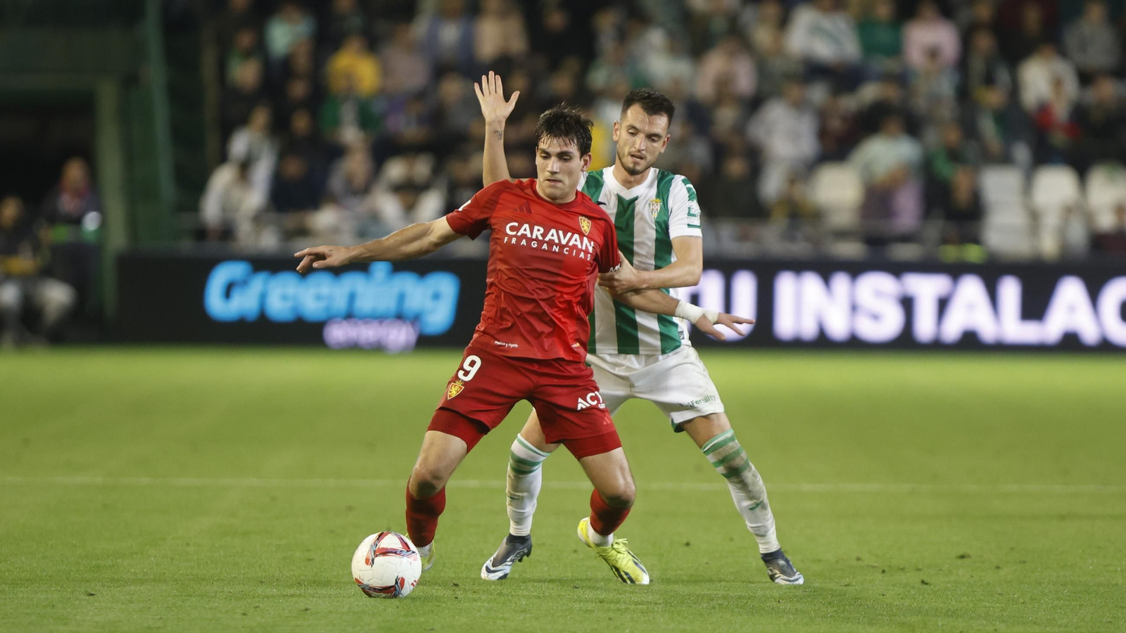 Adrián Lapeña pugna con Iván Azón en el Córdoba CF - Real Zaragoza.