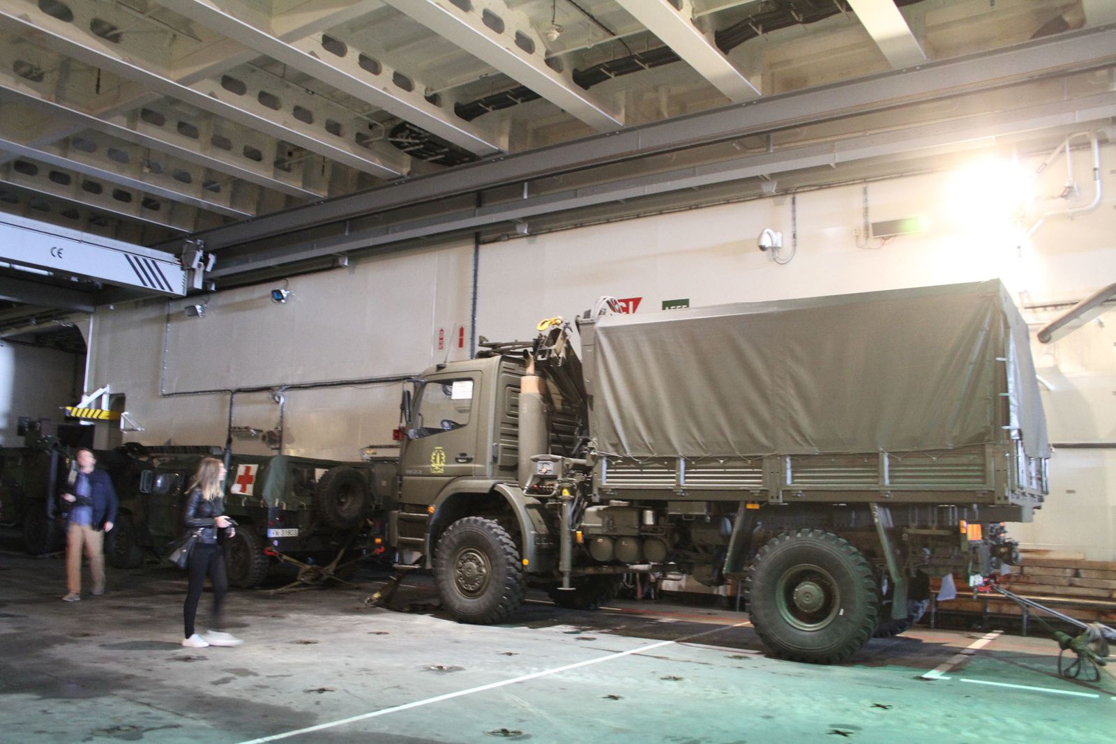 Imágenes de las primeras horas del portaaviones "Juan Carlos I" en el puerto de Huelva, durante su visita este fin de semana