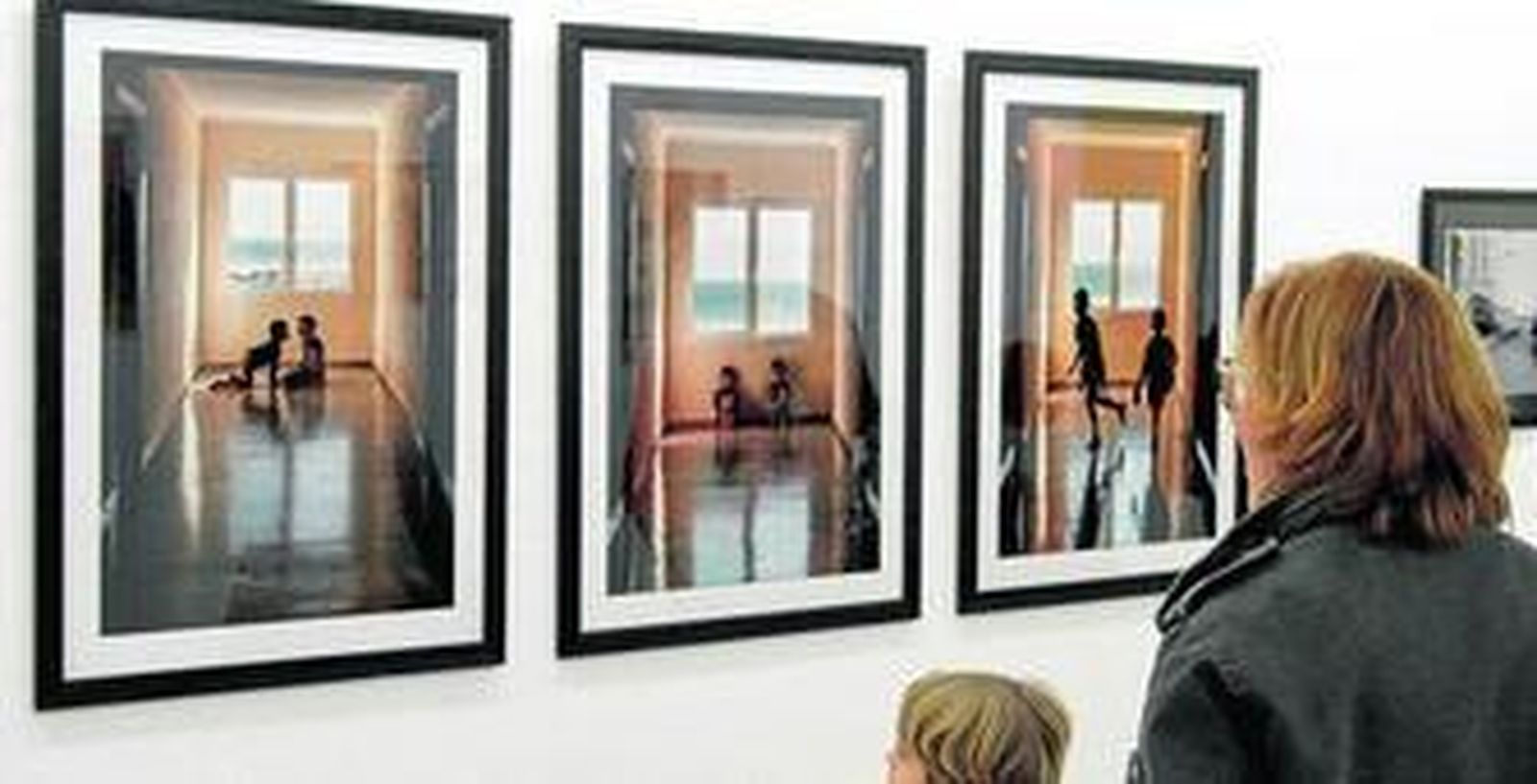 Arriba y centro, varias personas observan las fotografías. Abajo, el presidente de la Asociación, Pedro Ruiz-Constantino.