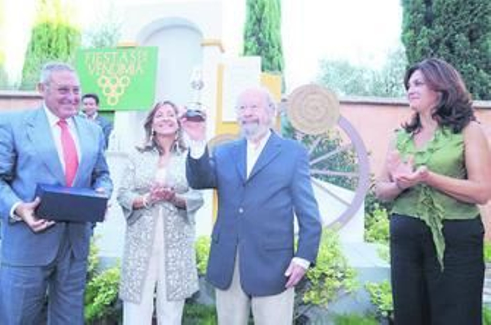 Caballero Bonald muestra el Catavino de Plata en presencia de la alcaldesa y el presidente del Consejo del vino.