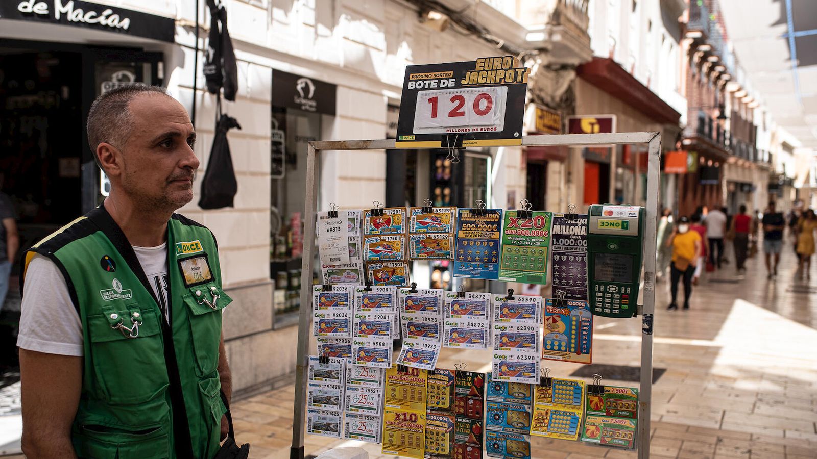 Los toldos le facilitan el trabajo a Antonio en Palacio, esquina Vázquez Lopez.