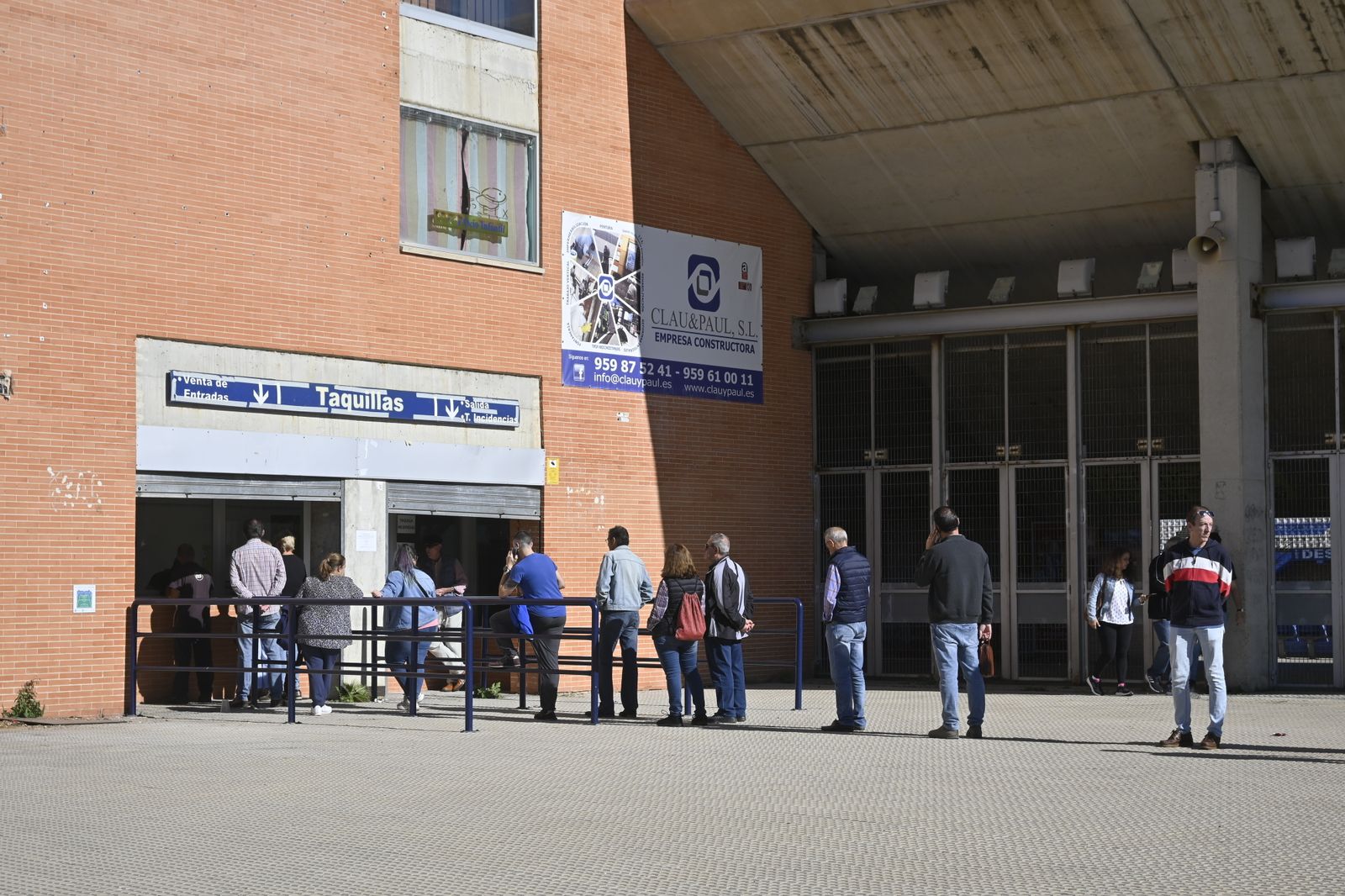 Ambiente en la venta de entradas, para el partido de Copa del Rey en el Colombino