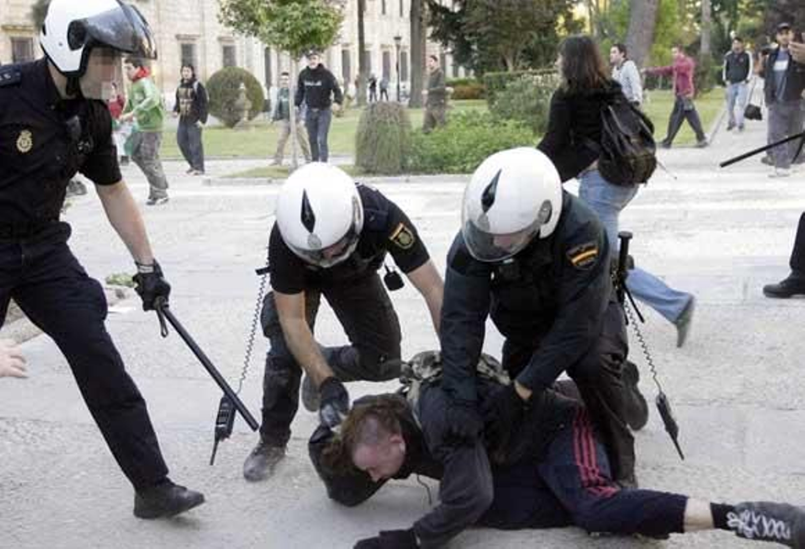 El rector de la US rechaza los "actos violentos" del Rectorado