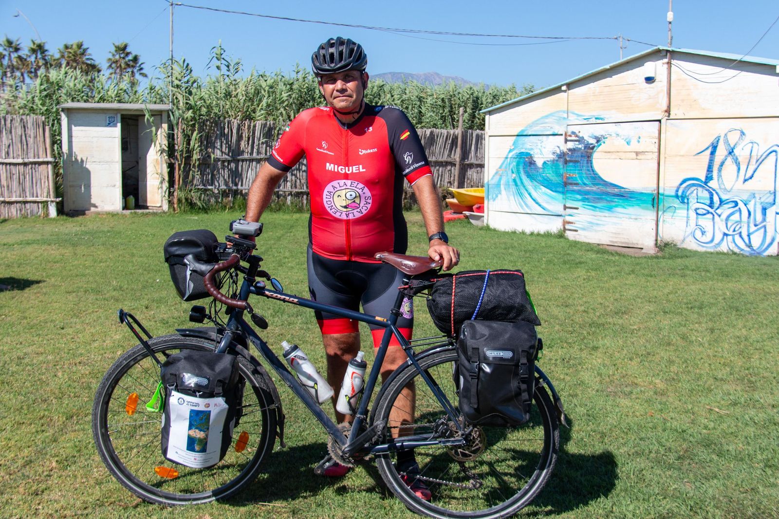 Miguel González posa con la bicicleta que le acompañará en el reto