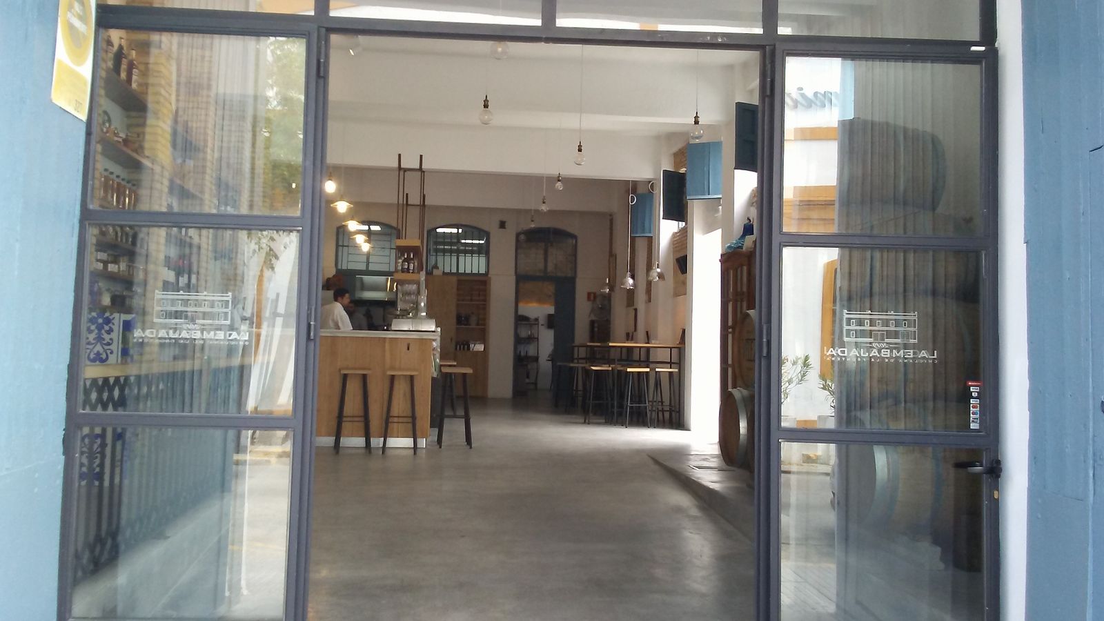 Vista del establecimiento La Embajada en la calle Arroyuelo.