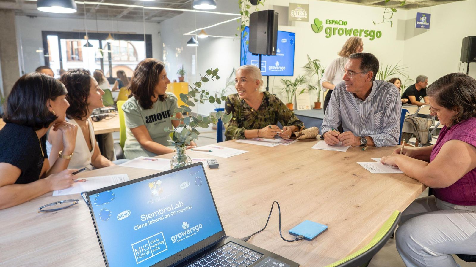 Momento del trabajo en grupo de participantes en el SiembraLab MKS GrowersGo.