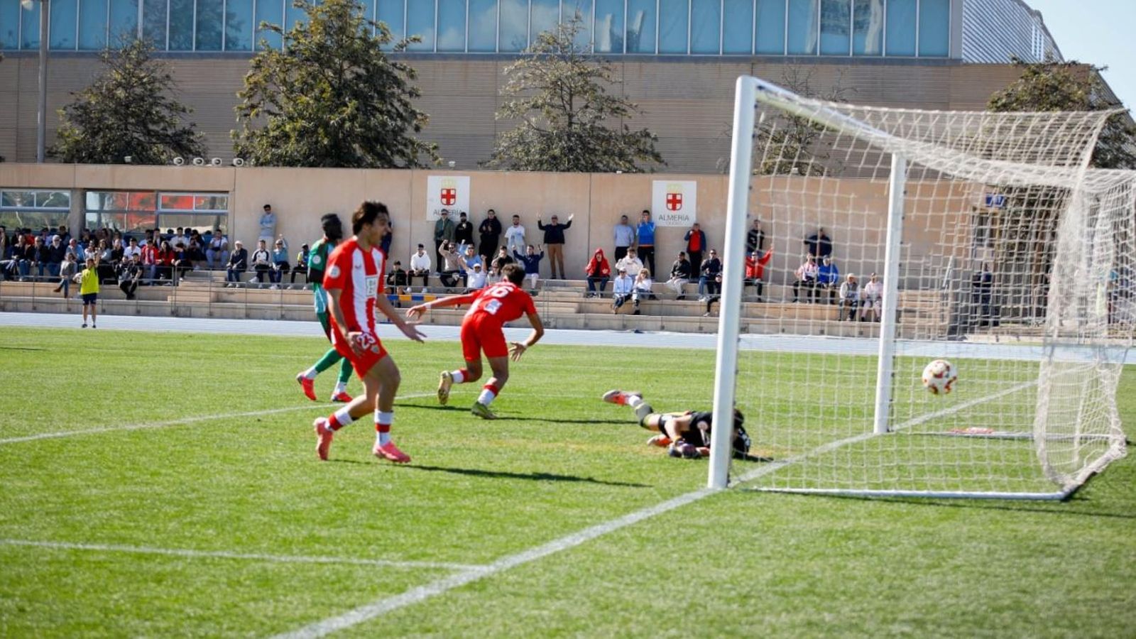 Yago Paredes celebra el primer tanto de los unionistas.