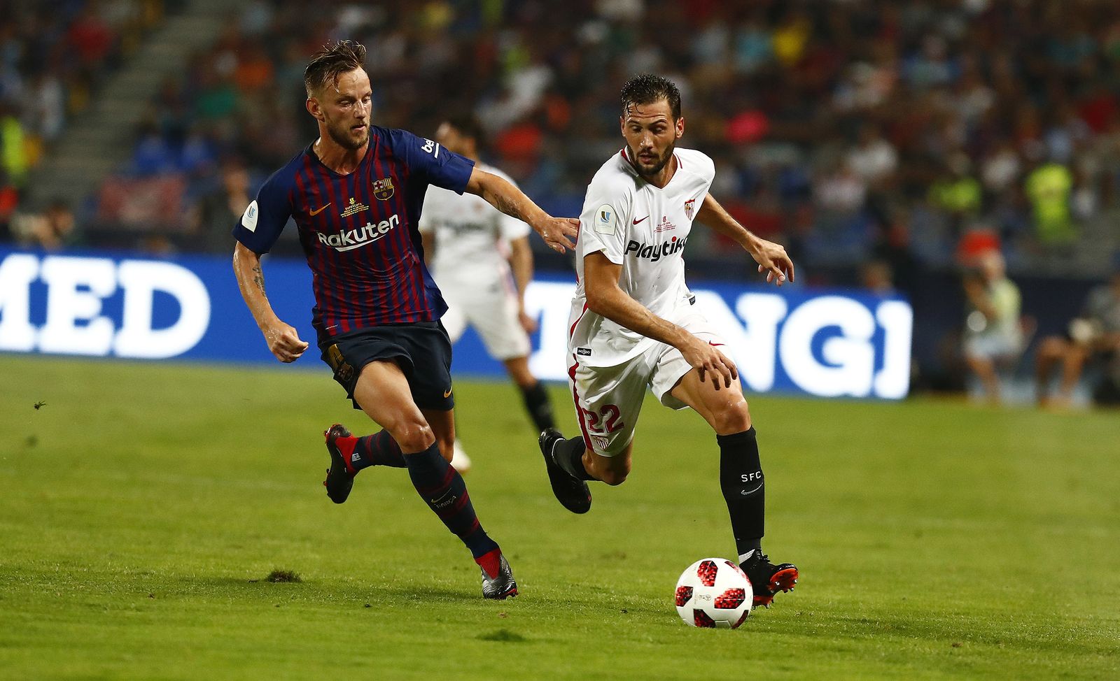 Franco Vázquez, perseguido por Rakitic en la pasada Supercopa