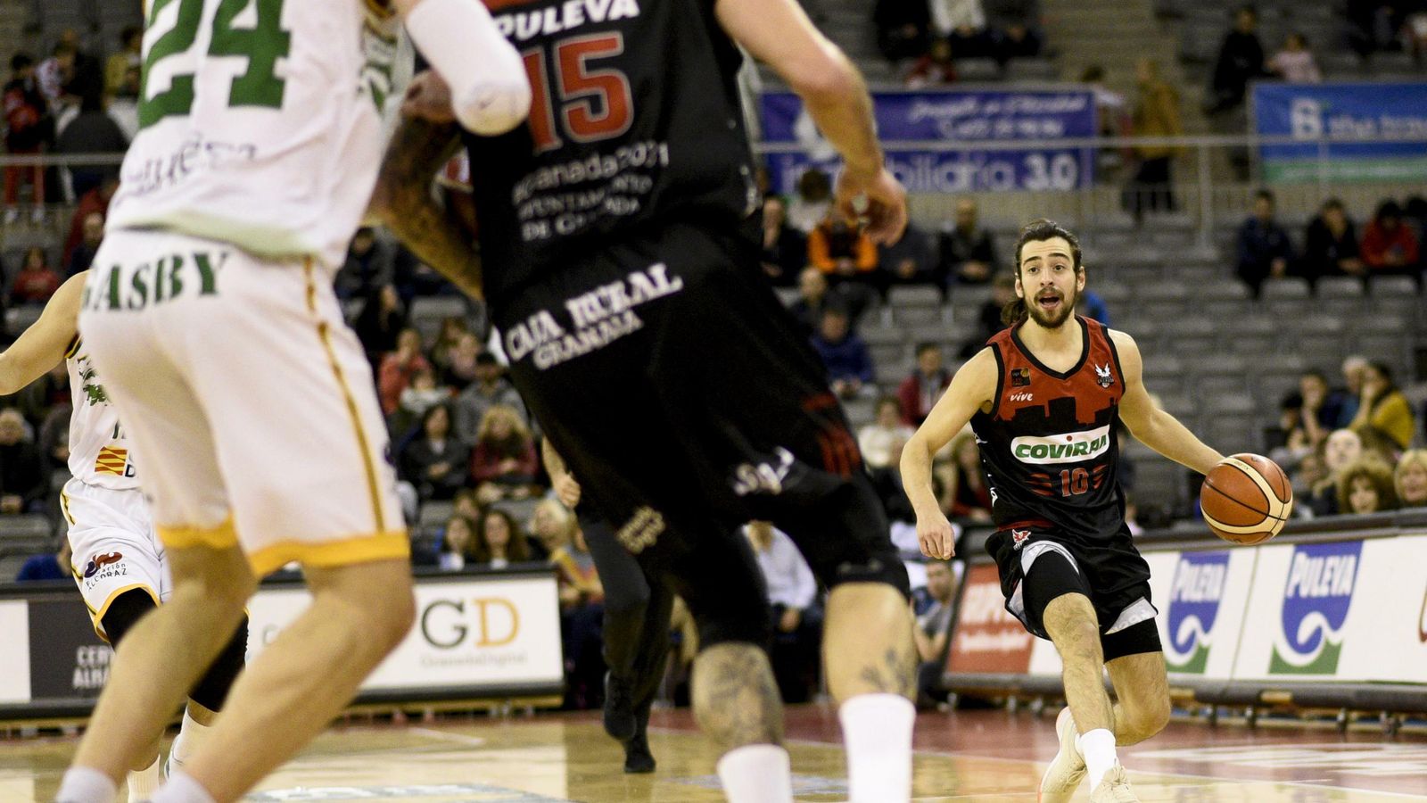 Josep Pérez, que volvió a jugar, busca con la mirada a Guille Rubio