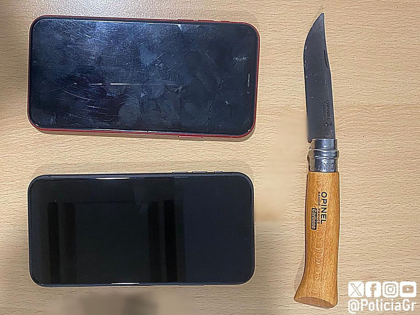 Tres jóvenes se cuelan en el Metro de Granada con una navaja y móviles robados