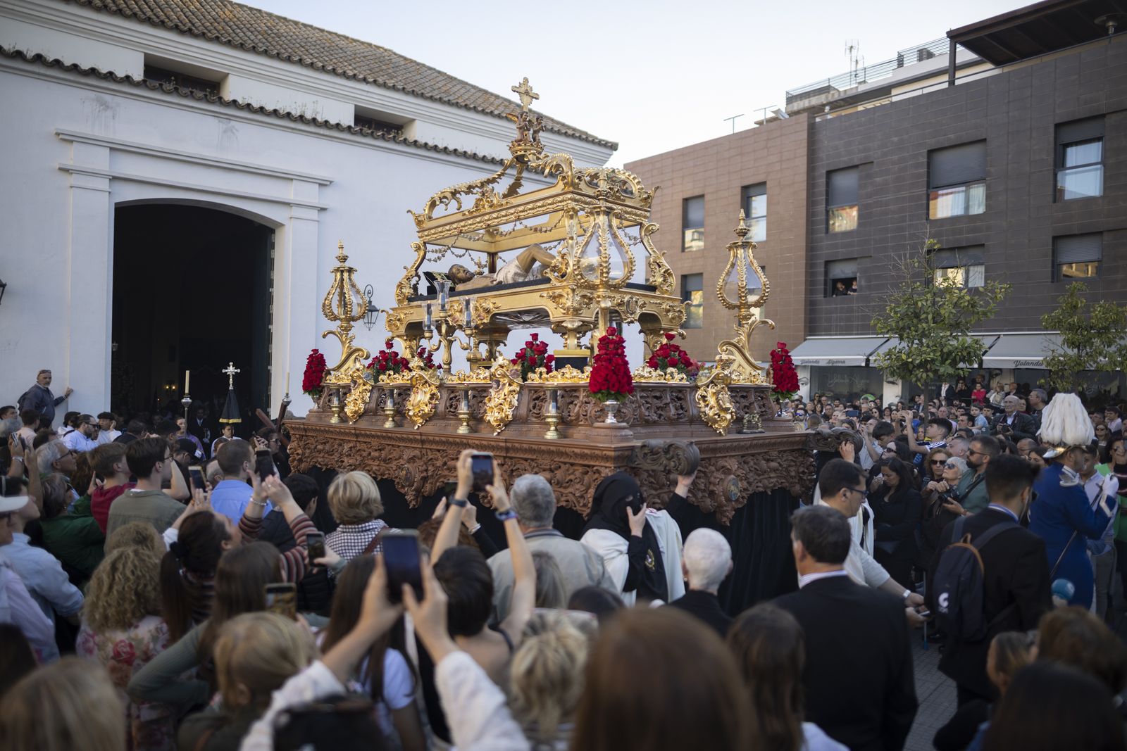 La Hermandad del Santo Entierro de la Semana Santa de Huelva 2023, en imágenes