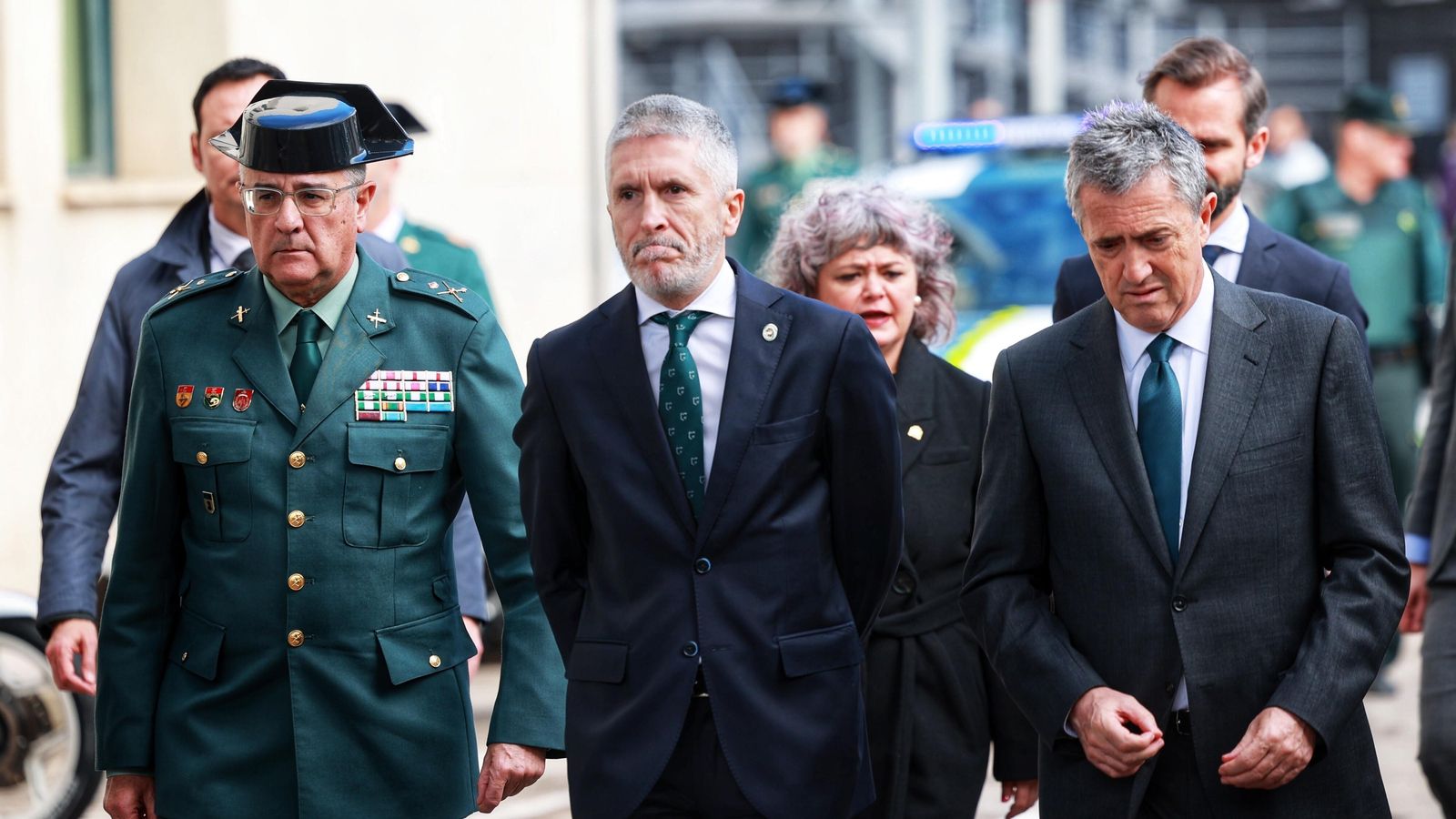 El ministro Fernando Grande Marlaska, el sábado 10 de febrero en la capilla ardiente instalada en la Comandancia de Cádiz.