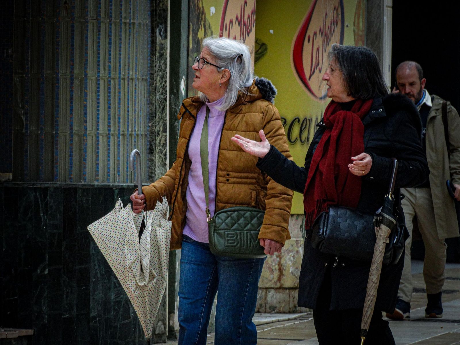 Fotos de ambiente durante la mañana en las calles del centro
