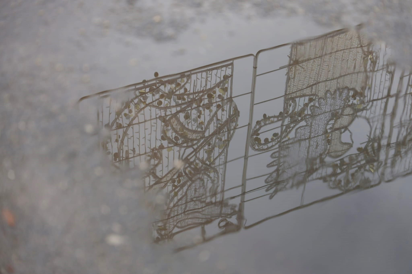 La lluvia, aunque escasa, ha dejado charcos por las vías de la capital.