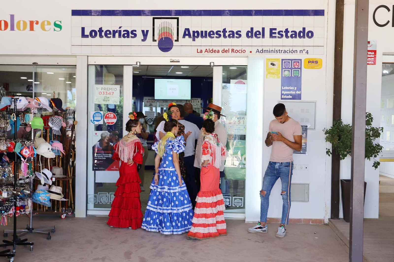 Imágenes del ambiente El Rocío y en Casas de Hermandades