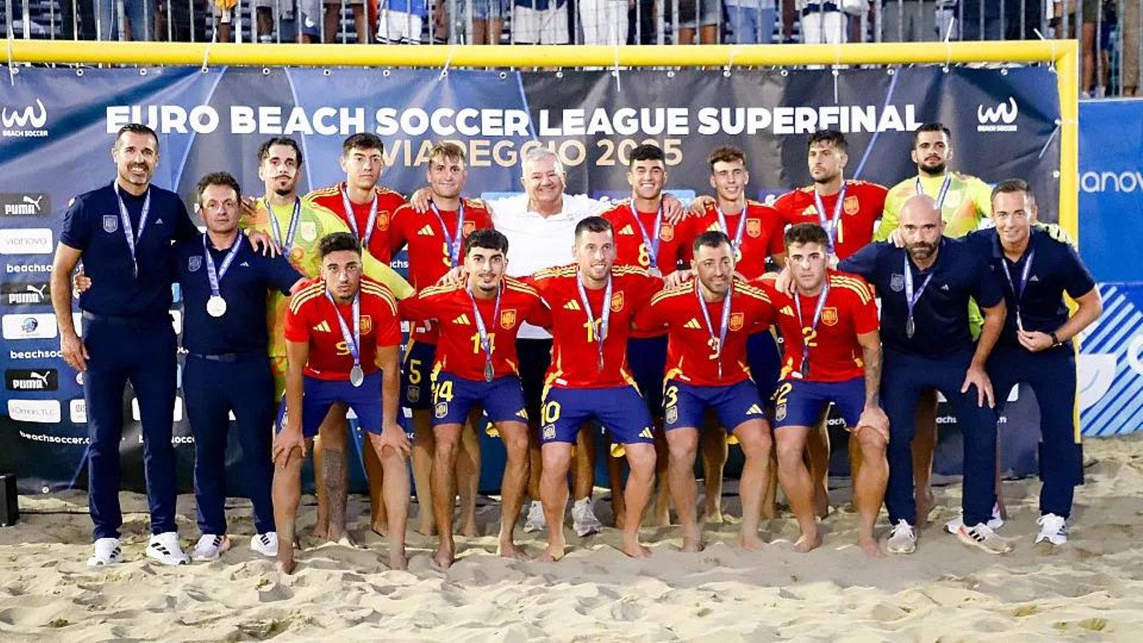 Los jugadores de la selección española de fútbol playa y su cuerpo técnico posan tras proclamarse subcampeones en Italia.
