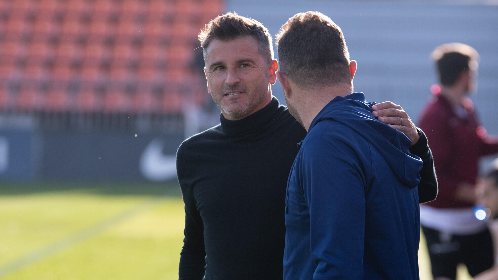 Iván Ania, entrenador del Córdoba CF, saluda a Tevenet, el técnico del Atlético de Madrid B. Iván Ania, entrenador del Córdoba CF, saluda a Tevenet, el técnico del Atlético de Madrid B.