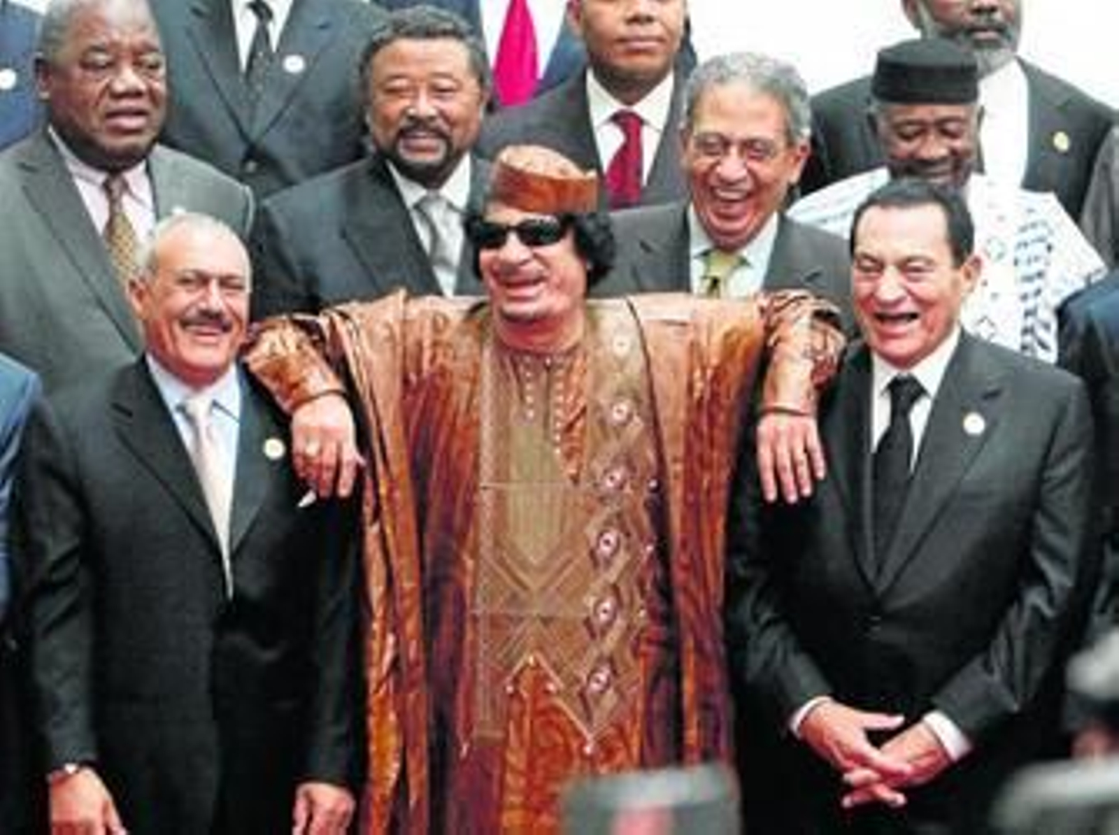 Muamar el Gadafi se apoya en los hombros del presidente de Yemen, Ali Abdula Saleh (izqda.) y el ex mandatario egipcio, Hosni Mubarak.