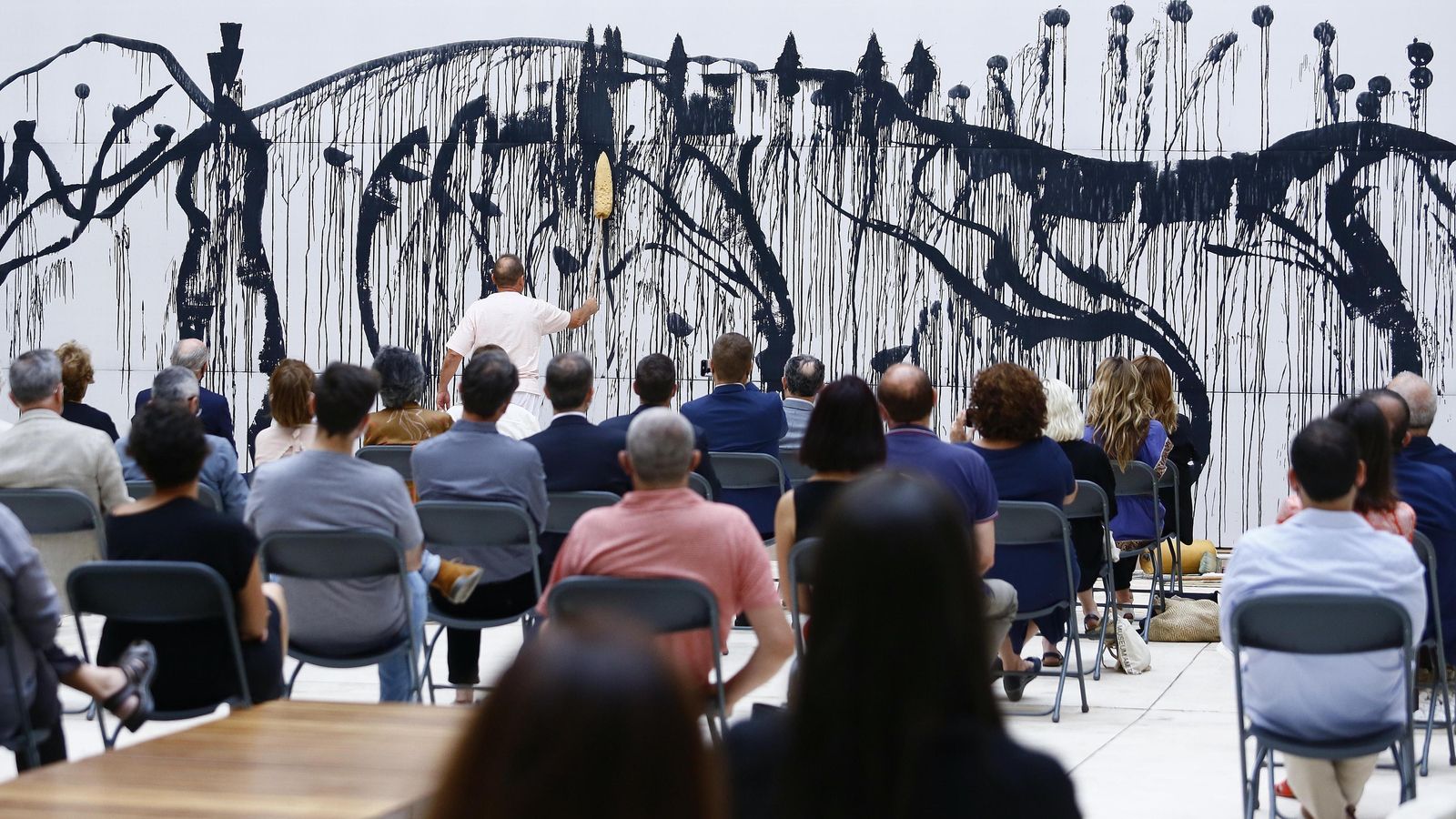 Barceló pinta su mural ante el público, este viernes, en el Palacio de la Aduana.