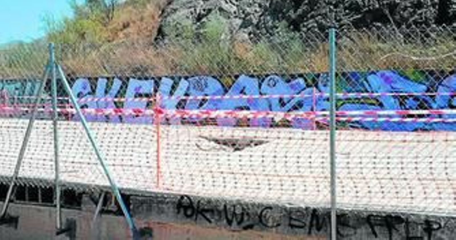 Tramo del canal de abastecimiento vallado por el hundimiento de la cubierta.