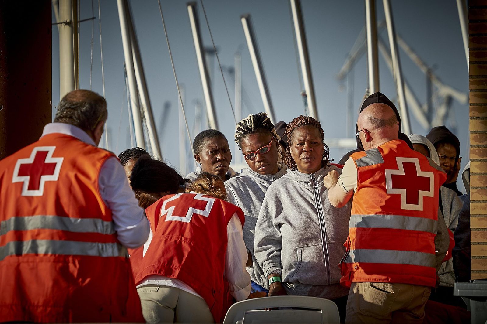 Mujeres y niños migrantes llegan a Puerto Elcano