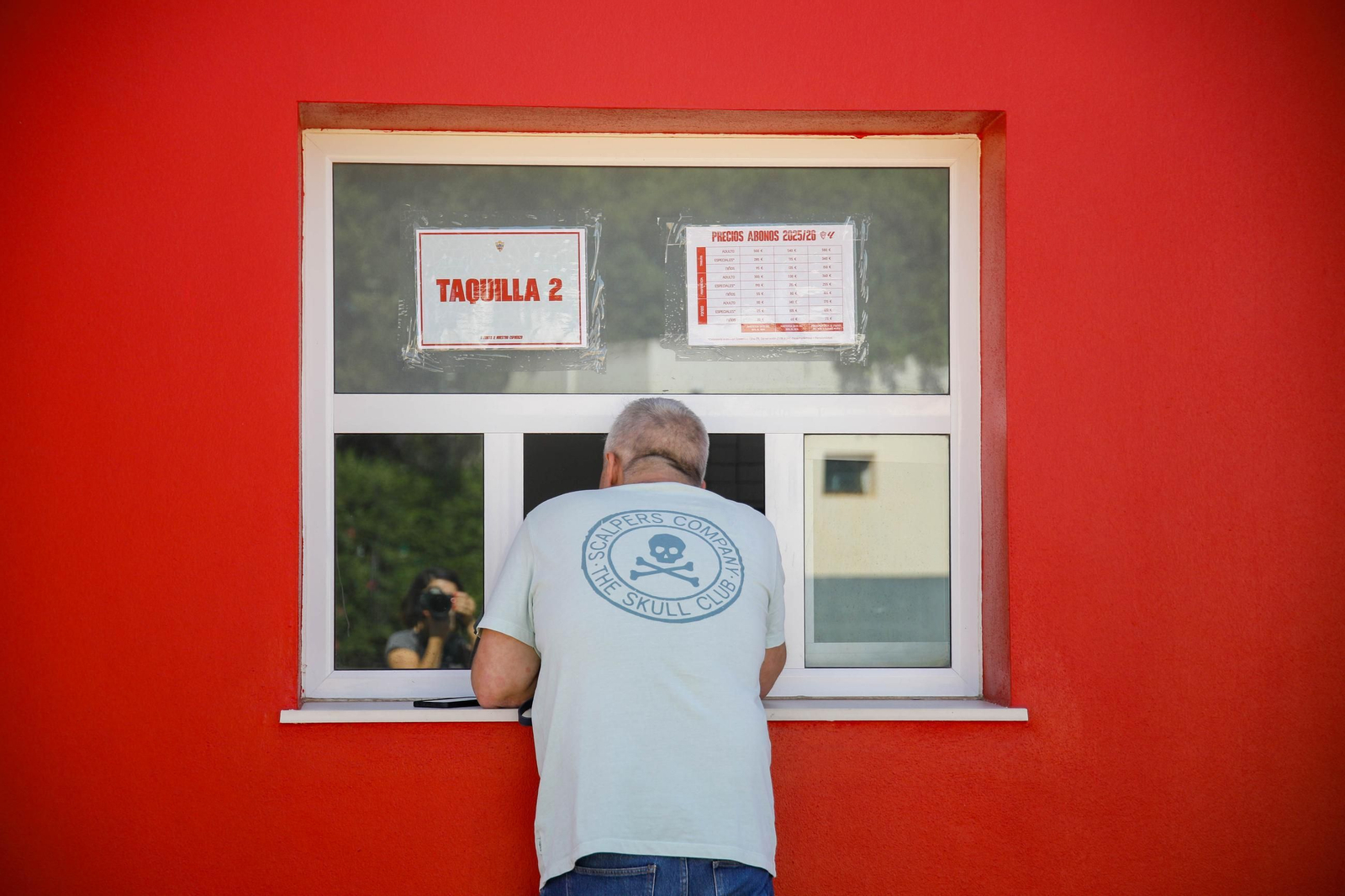 Las imágenes de la campaña de abonos de la UDA y apertura de la tienda del club