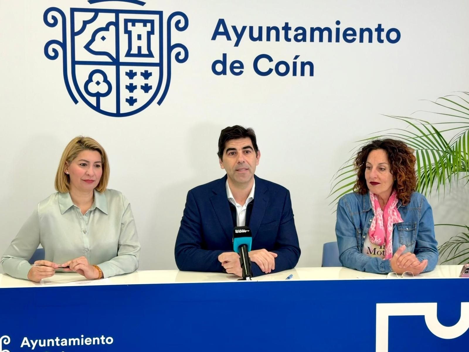 El alcalde de Coín y representantes municipales en la rueda de prensa.