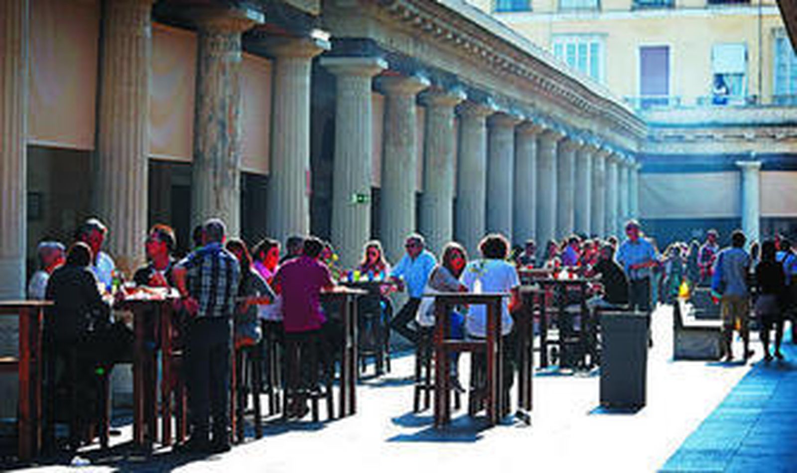 Las mesas que hasta el pasado mes de septiembre los empresarios del Rincón Gastronómico tenían que guardar en sus locales.