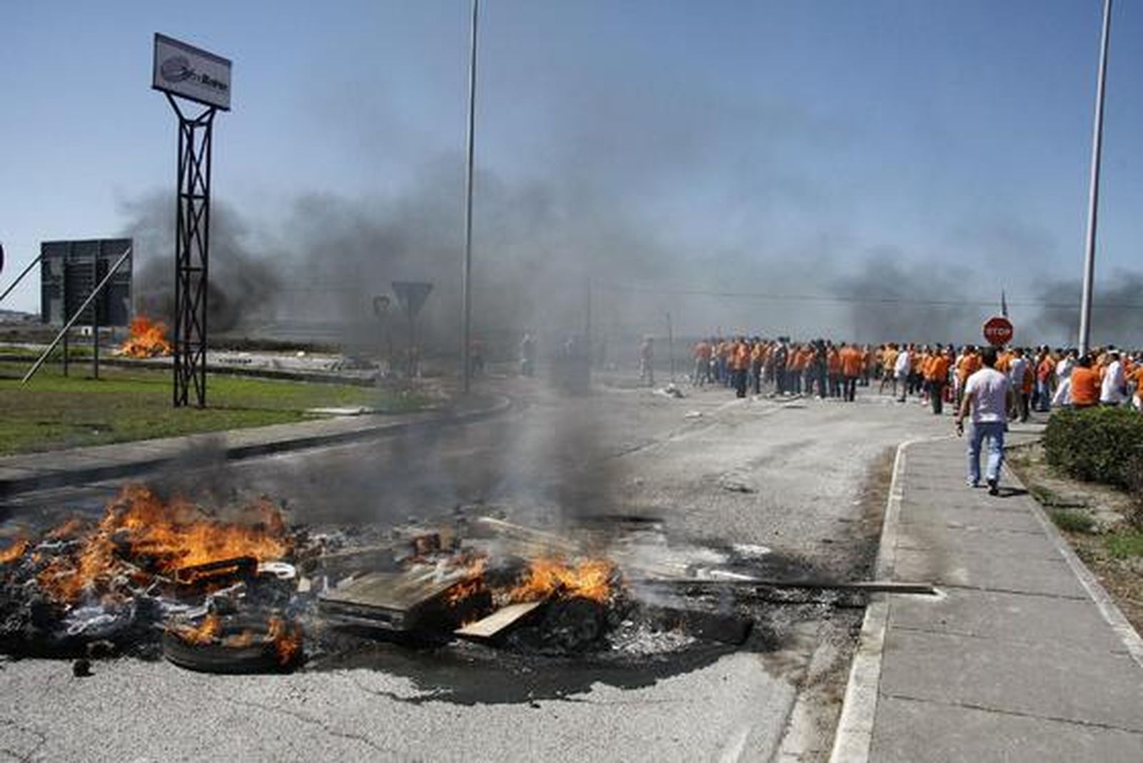 Nueva protesta de los trabajadores de Visteon, que cortan la carretera de Sanlúcar a su paso por la fábrica. 

Foto: A. Mora