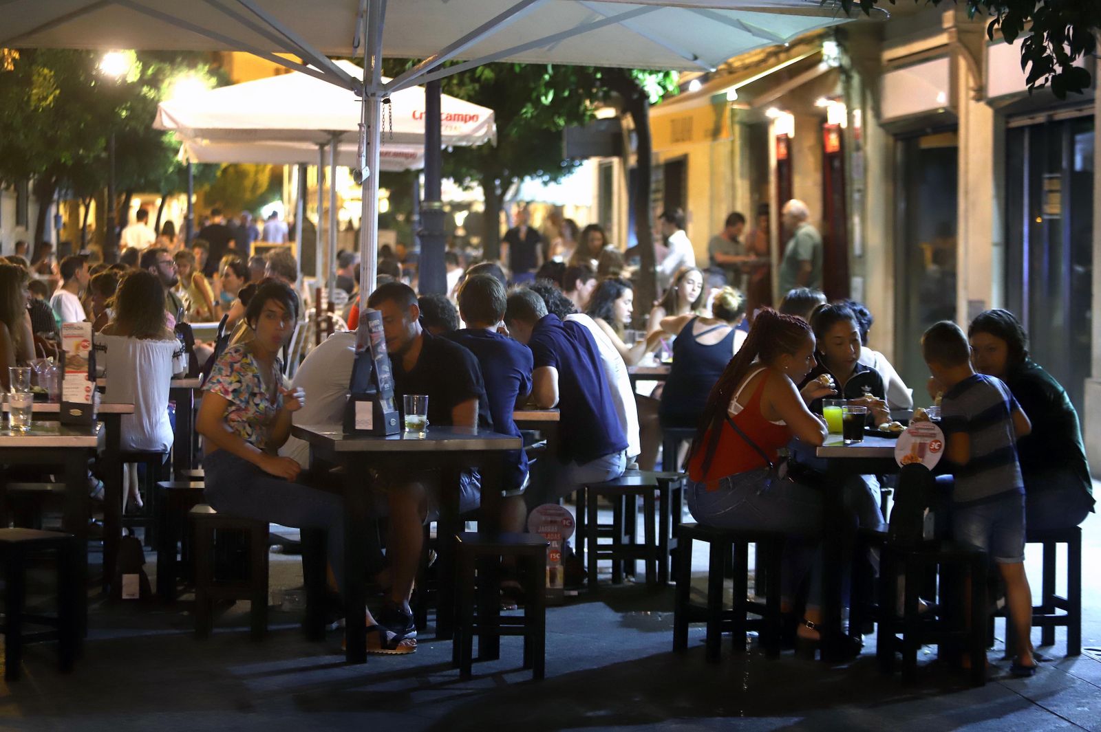 Imagen de una terraza llena este verano en el centro.