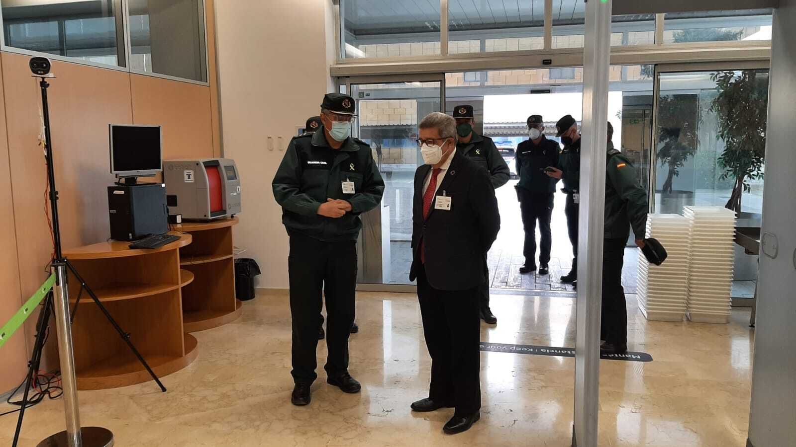 Carlos Toscano visita las instalaciones de la Guardia Civil en el aeropuerto de Sevilla.