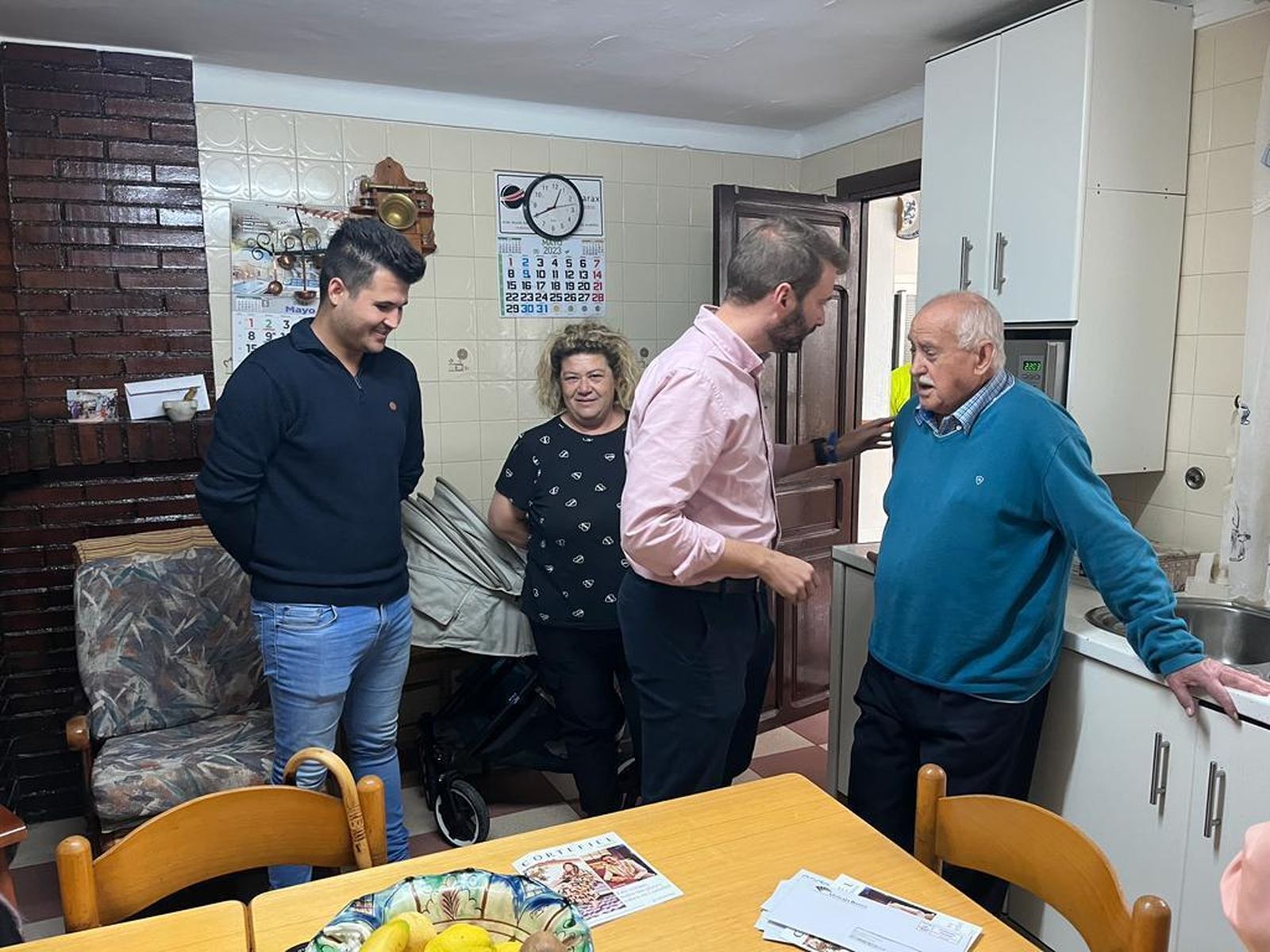 Martínez visitando a un vecino en su casa.