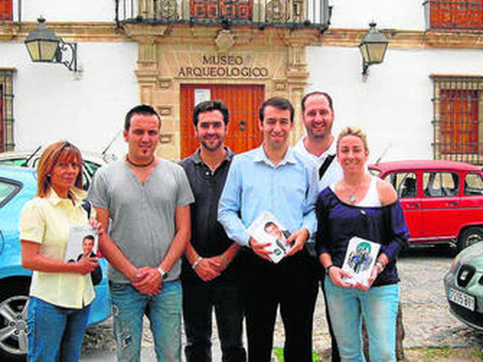 Casal y otros miembros de su lista, ayer ante el Museo.