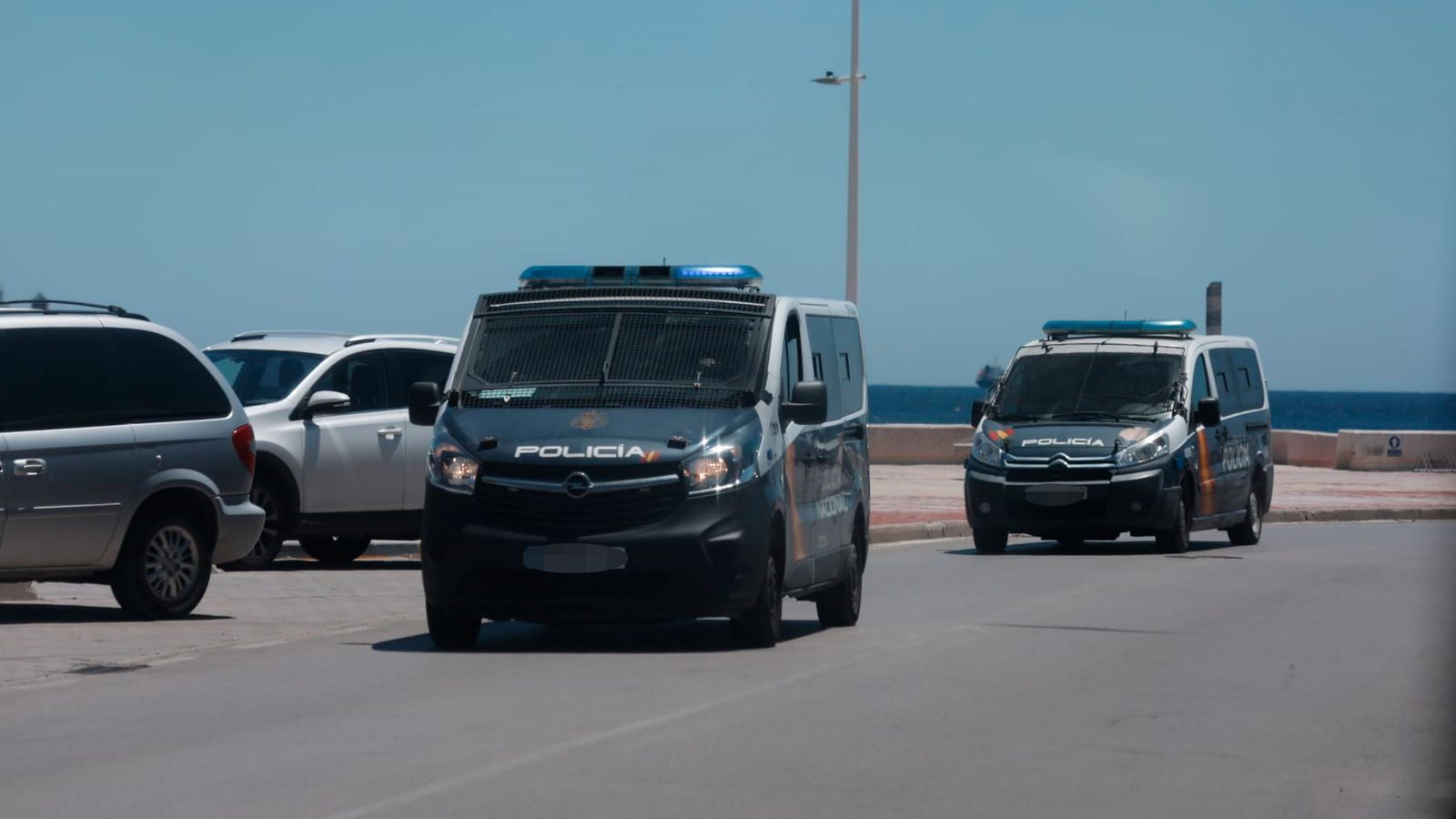 Dos furgones de la Policía Nacional en el Paseo de Levante.