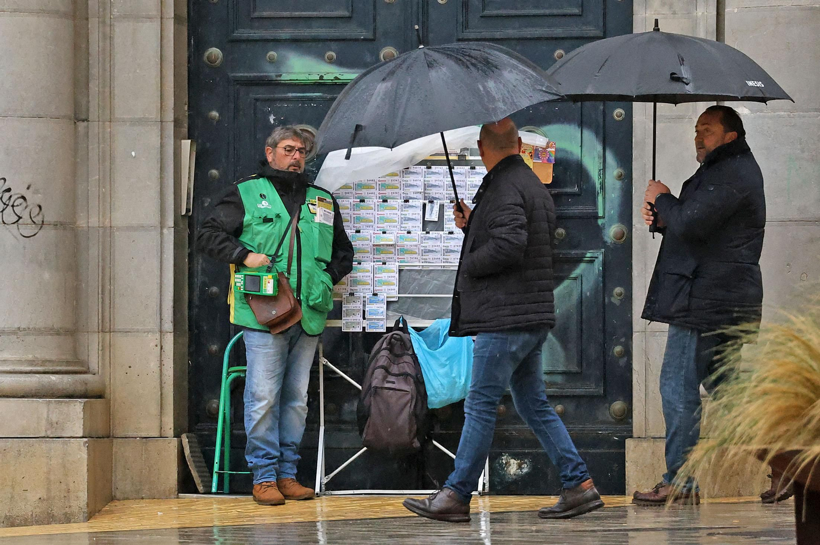 Imágenes de una mañana lluviosa en la capital