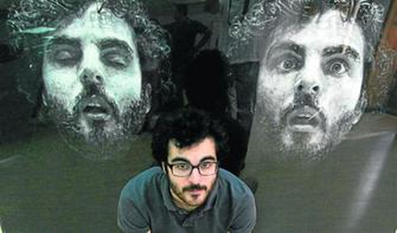 Javier Palacios ante una de las obras que expone en la sala ArteaDiario.