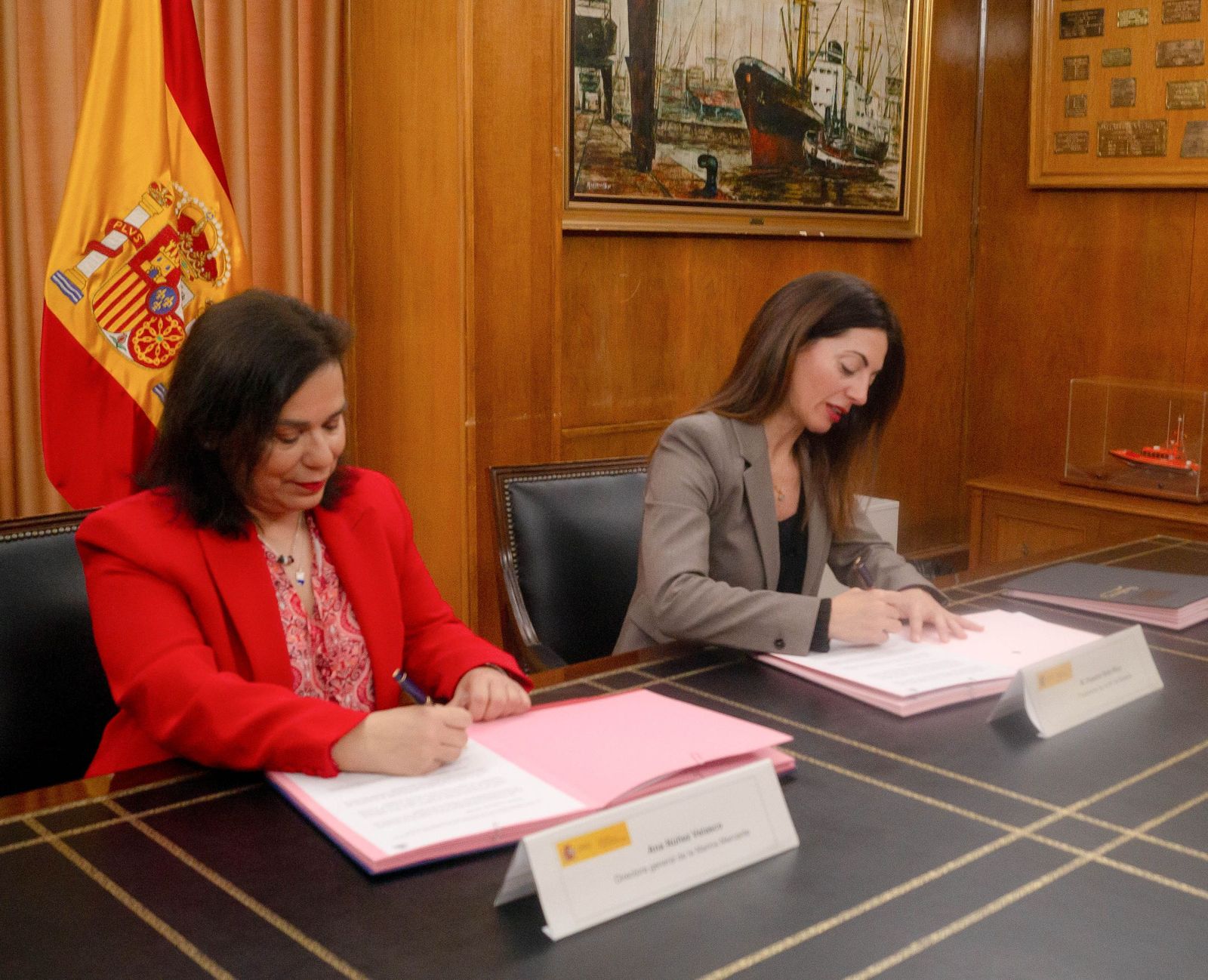 La directora general de Marina Mercante, Ana Núñez, y la presidenta de la Autoridad Portuaria de Almería, Rosario Soto.